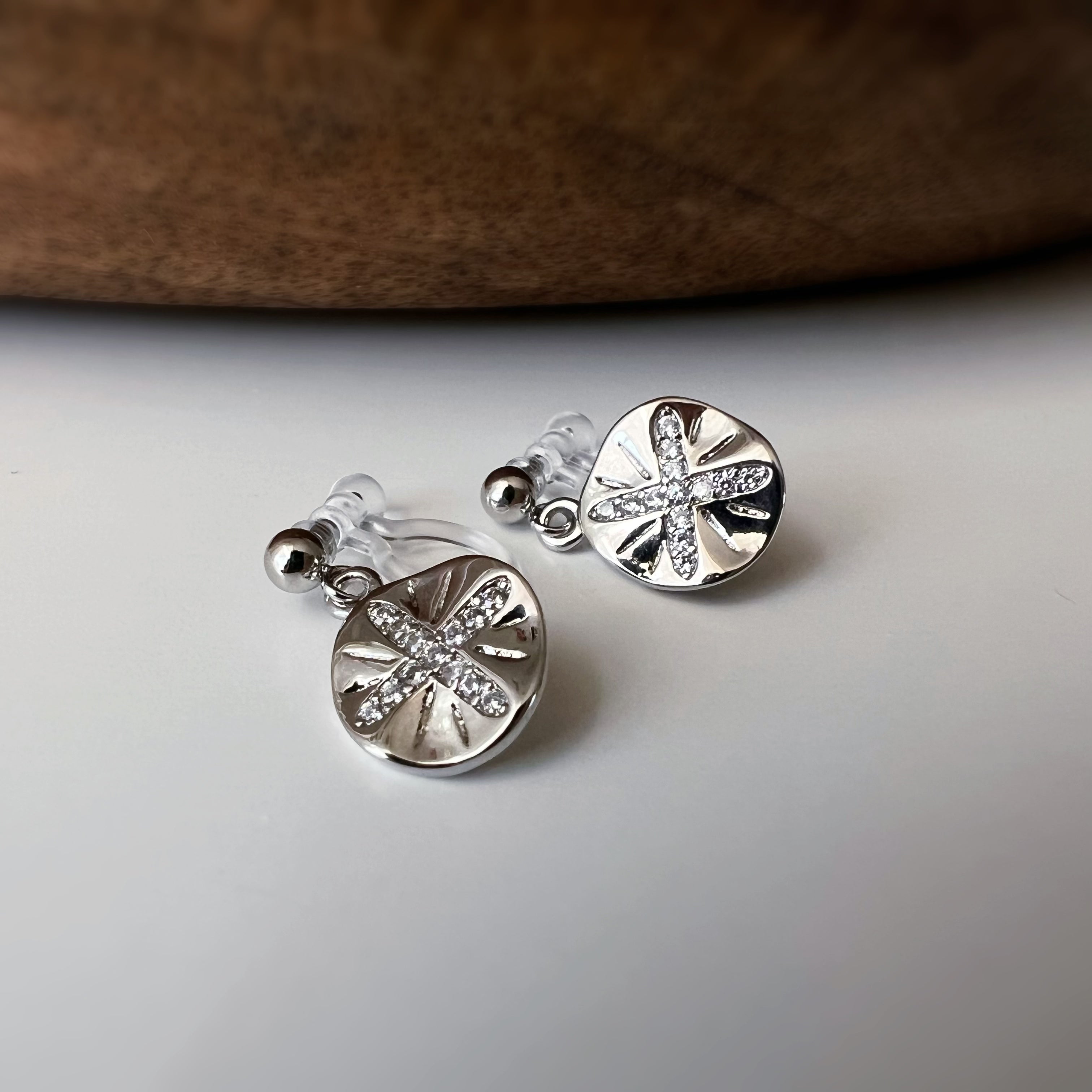 Clips d’oreilles petit pendentif rond – couleur argent