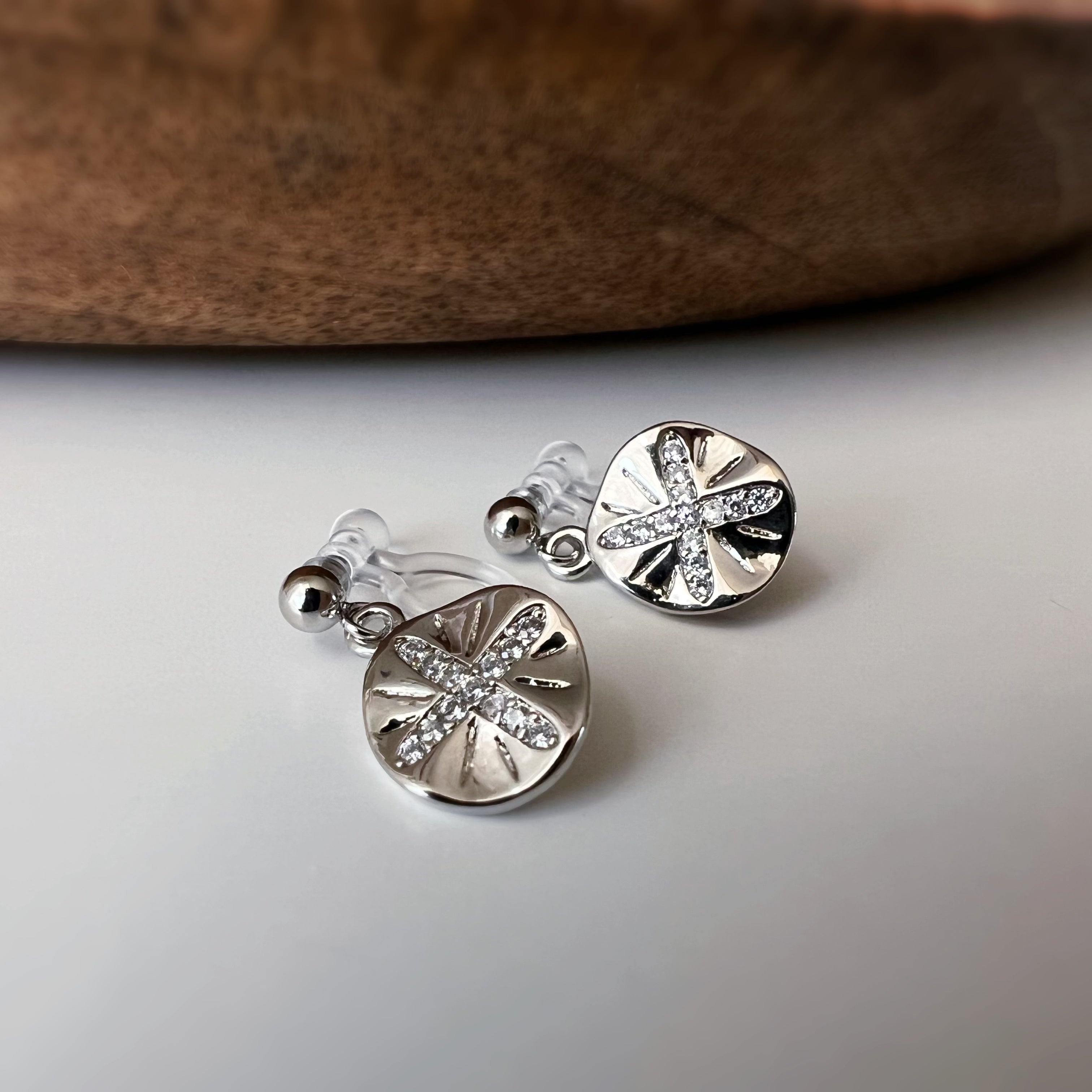 Clips d’oreilles petit pendentif rond – couleur argent