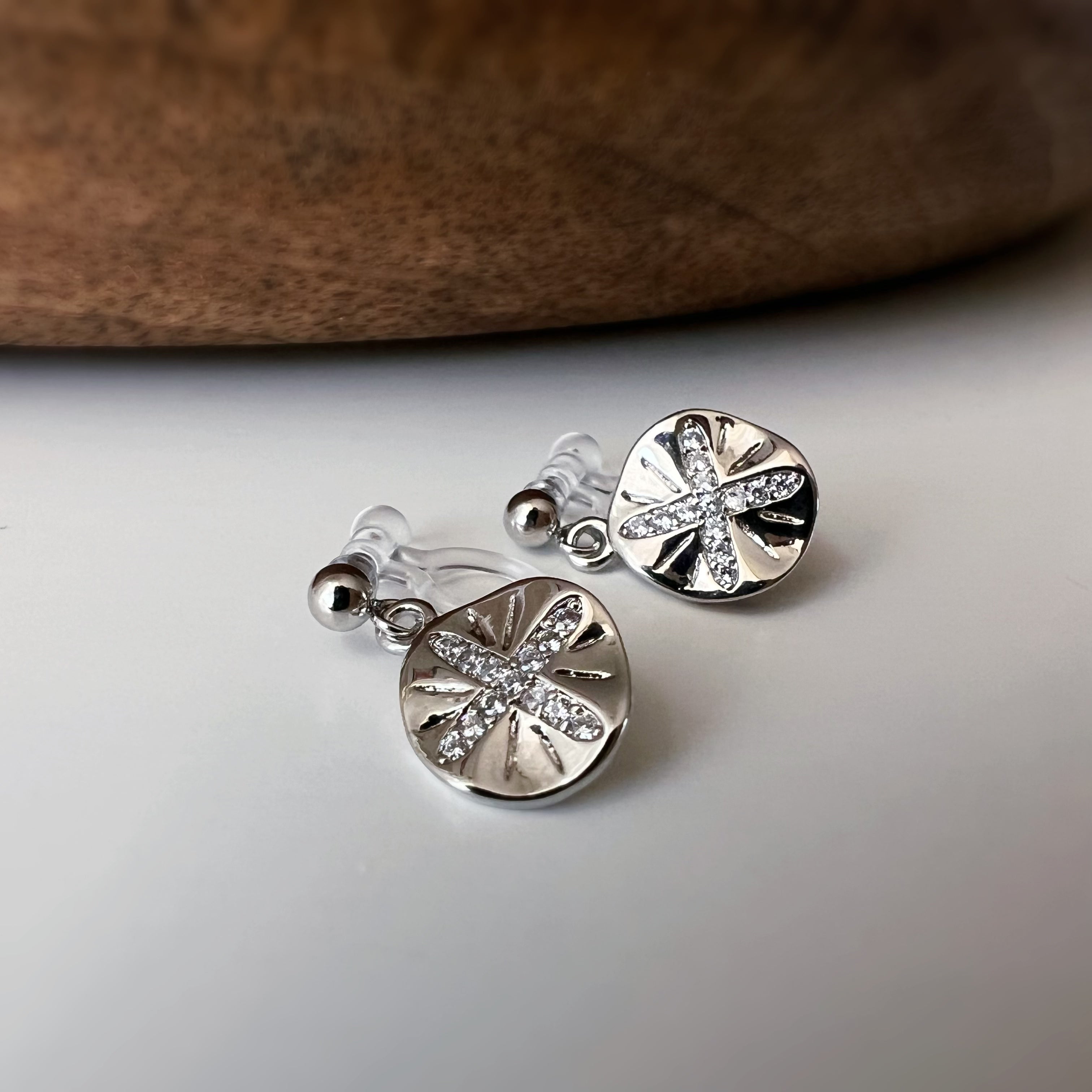 Clips d’oreilles petit pendentif rond – couleur argent
