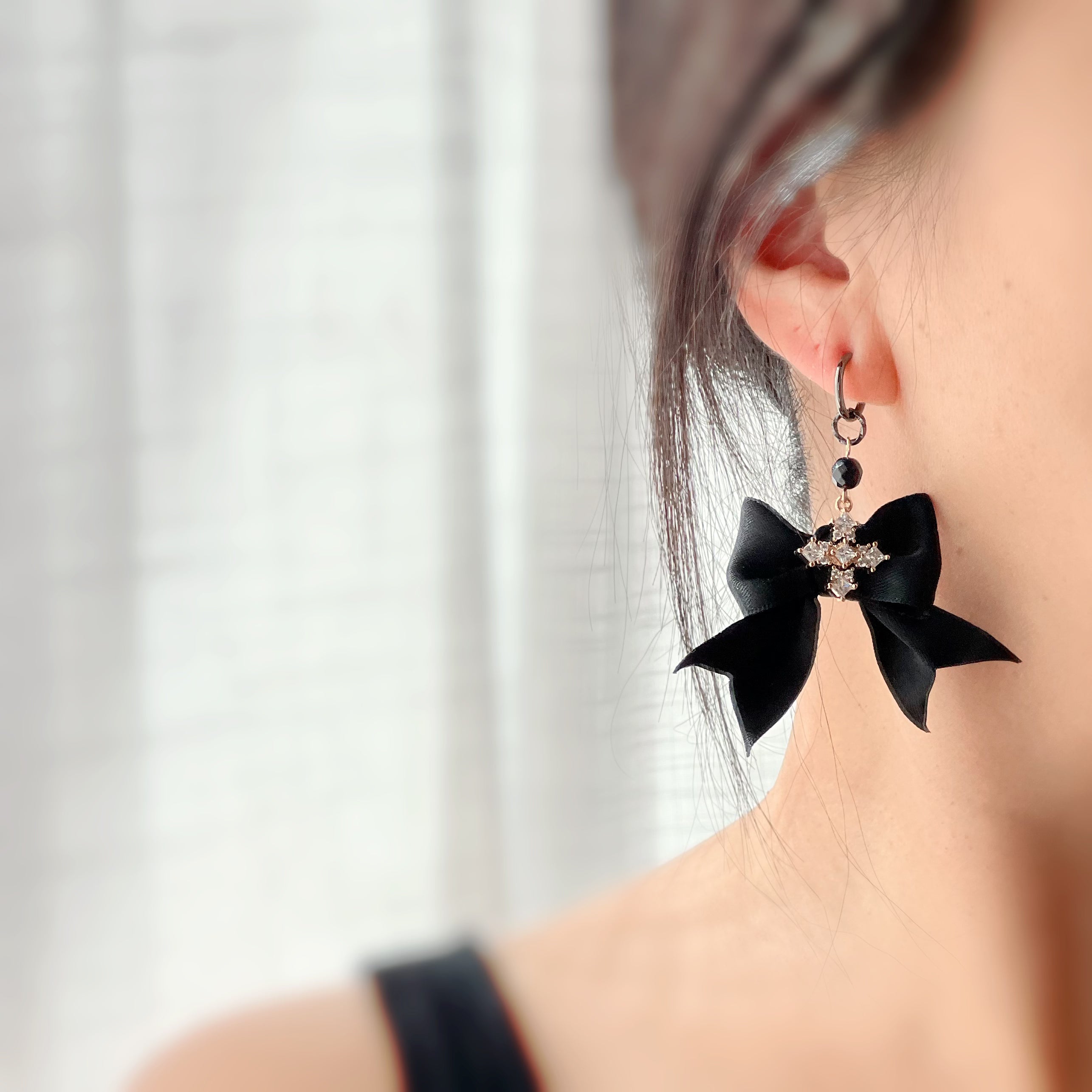 Non-pierced Halloween Creole clips – gothic black bow & rhinestones