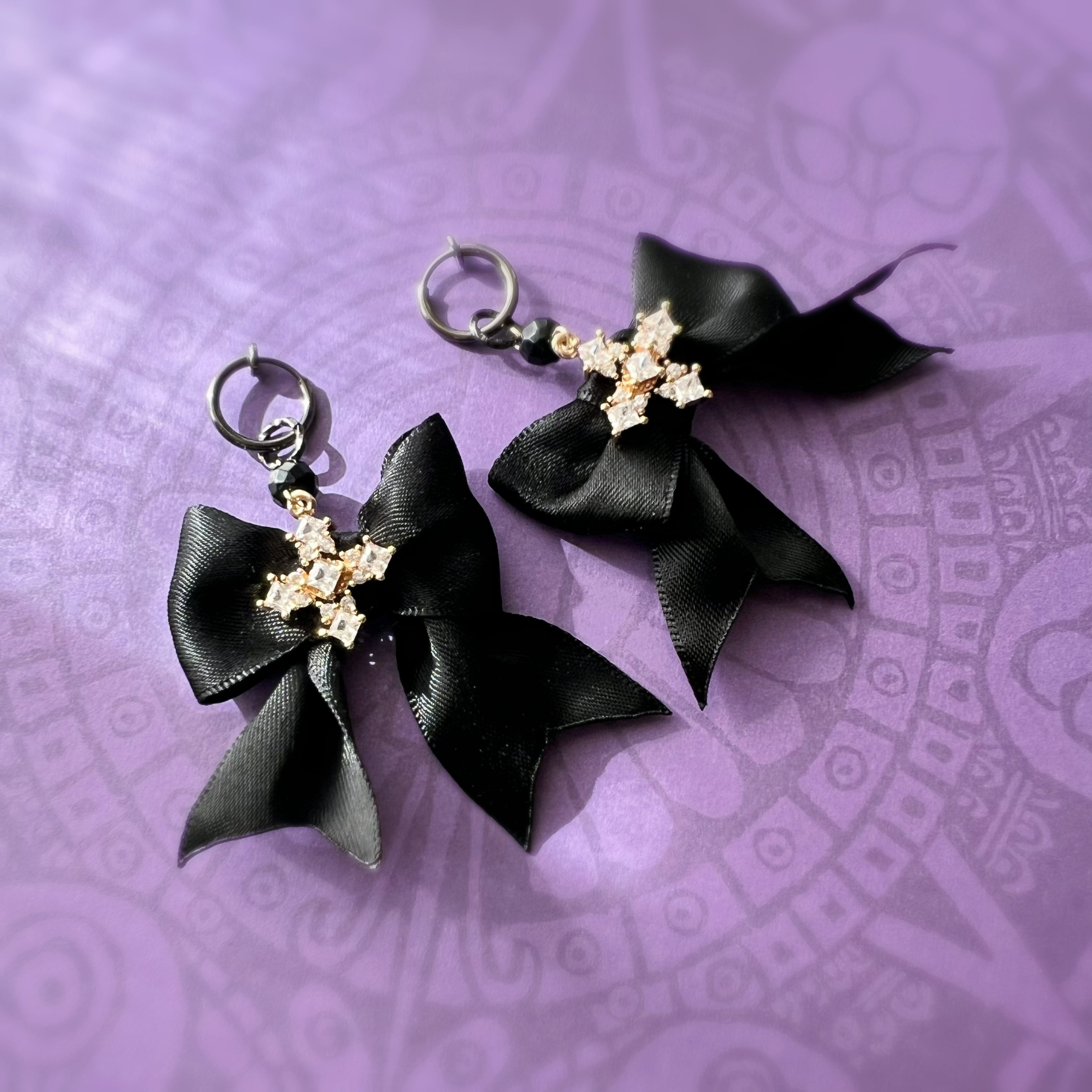 Non-pierced Halloween Creole clips – gothic black bow & rhinestones