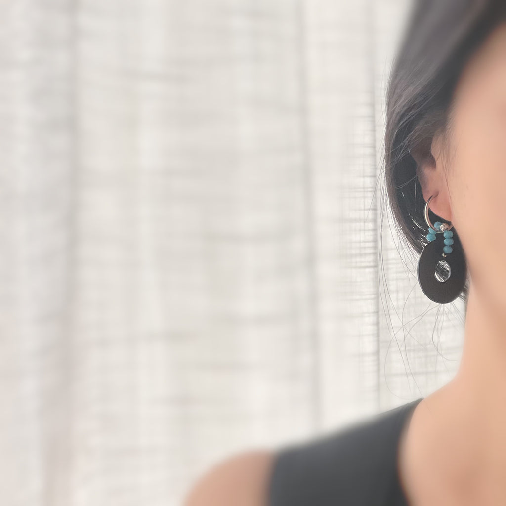 Moderne Creolen – Schwarzer Kreis &amp; Türkisperlen