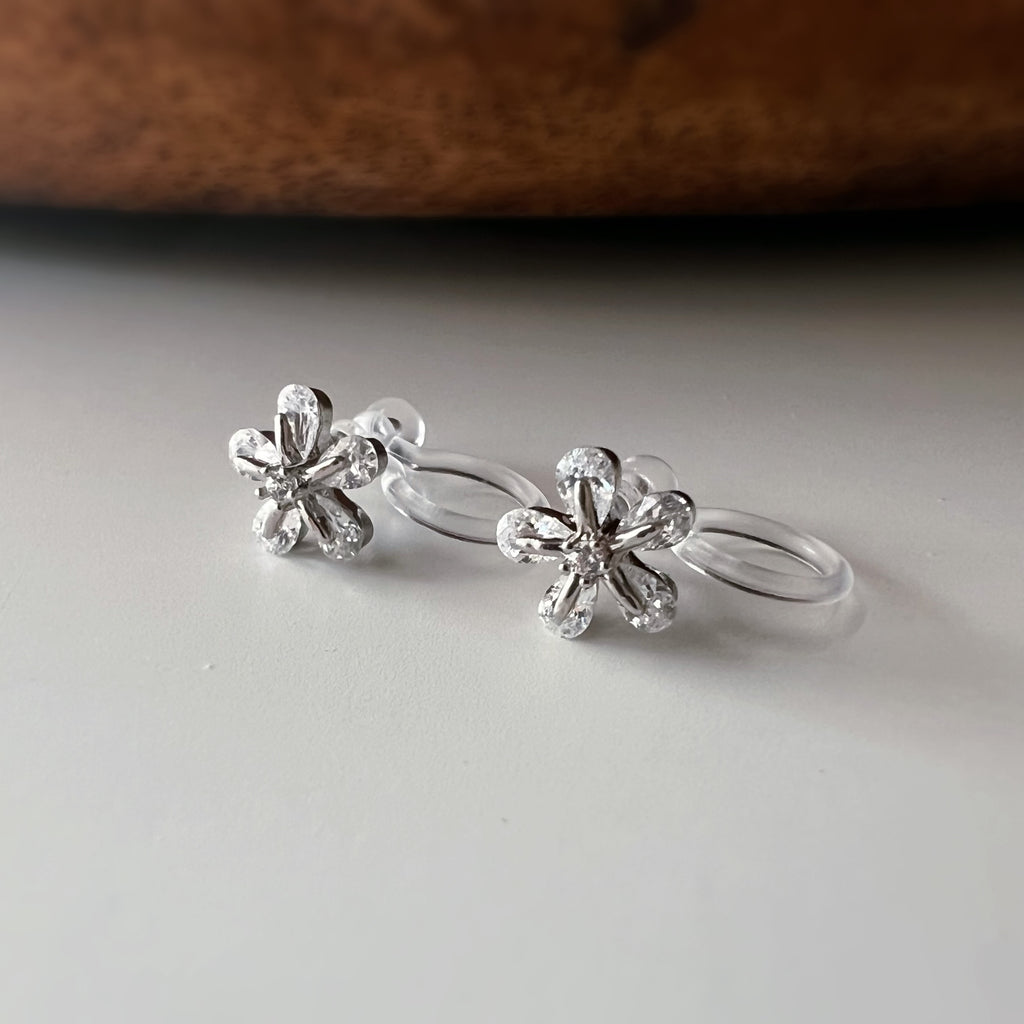 Clips d’oreilles sans perçage fleur argentée