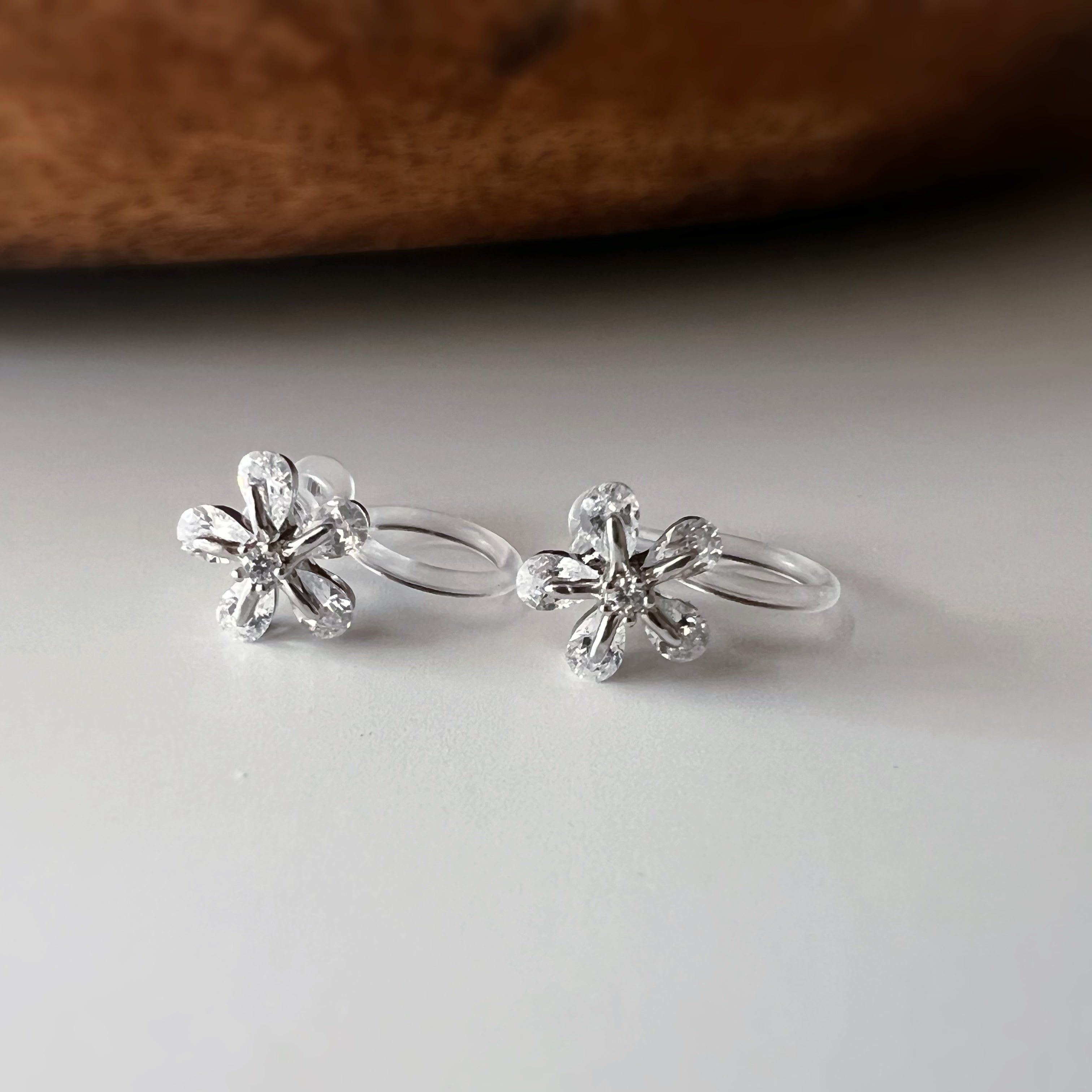 Clips d’oreilles sans perçage fleur argentée