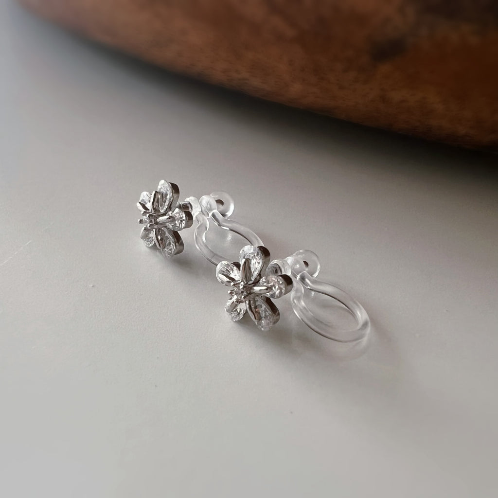 Clips d’oreilles sans perçage fleur argentée