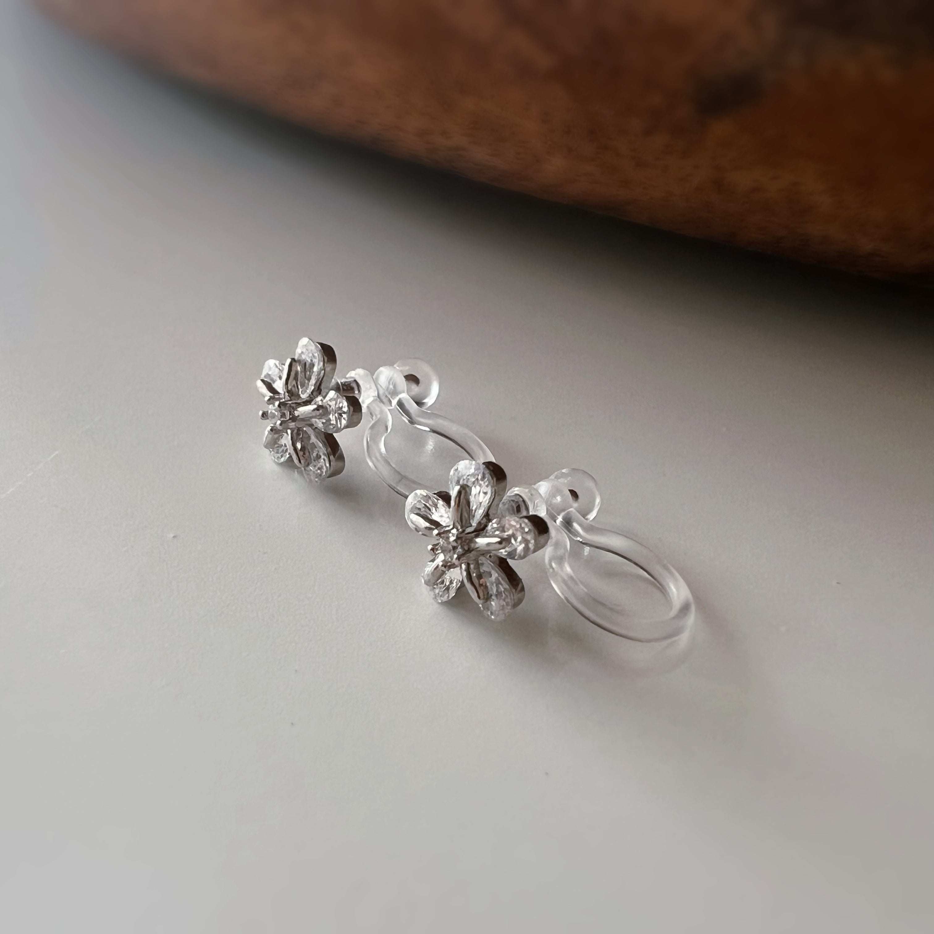 Clips d’oreilles sans perçage fleur argentée