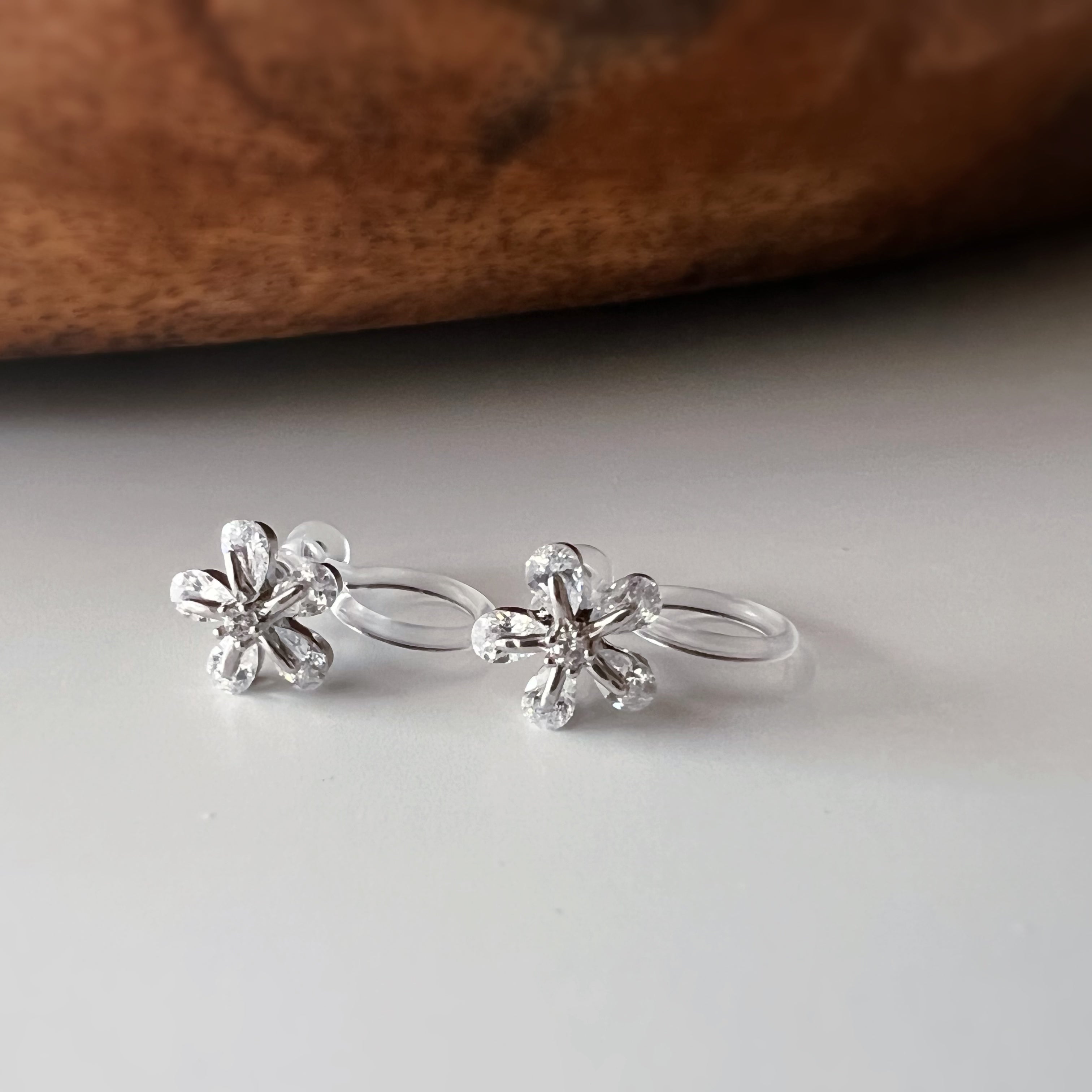 Clips d’oreilles sans perçage fleur argentée