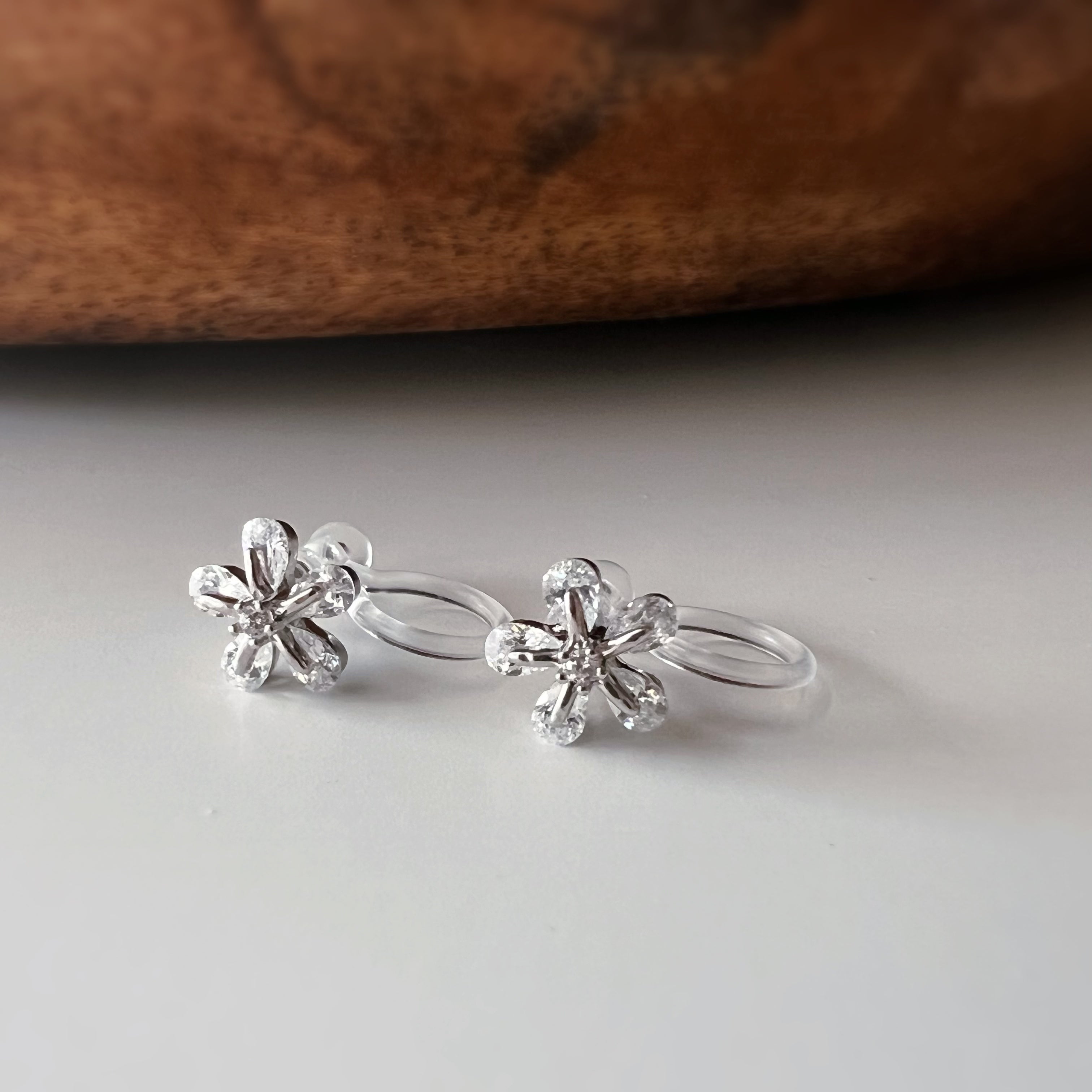 Clips d’oreilles sans perçage fleur argentée