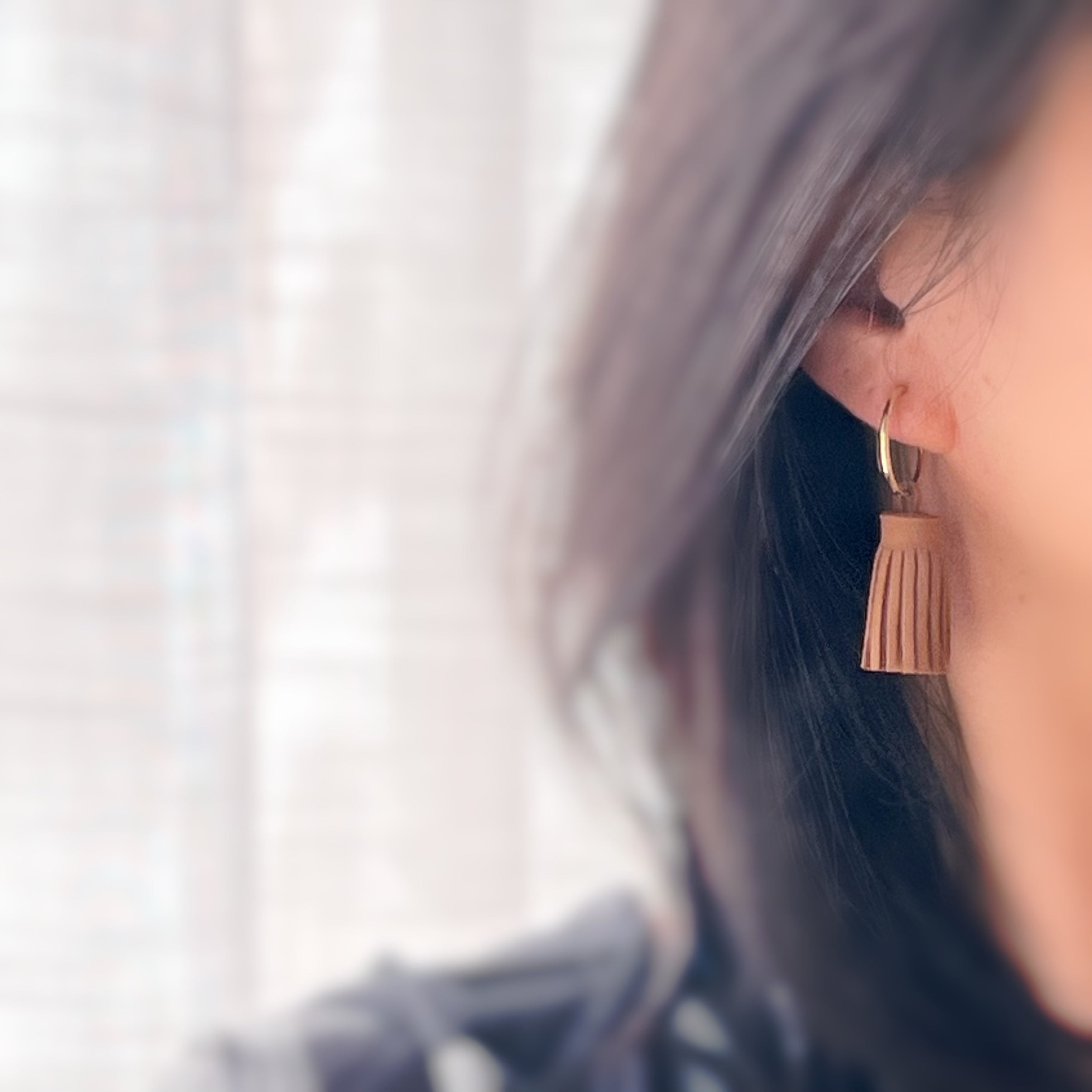 Kreolische Ohrringe &amp; brauner Wildleder-Pompon