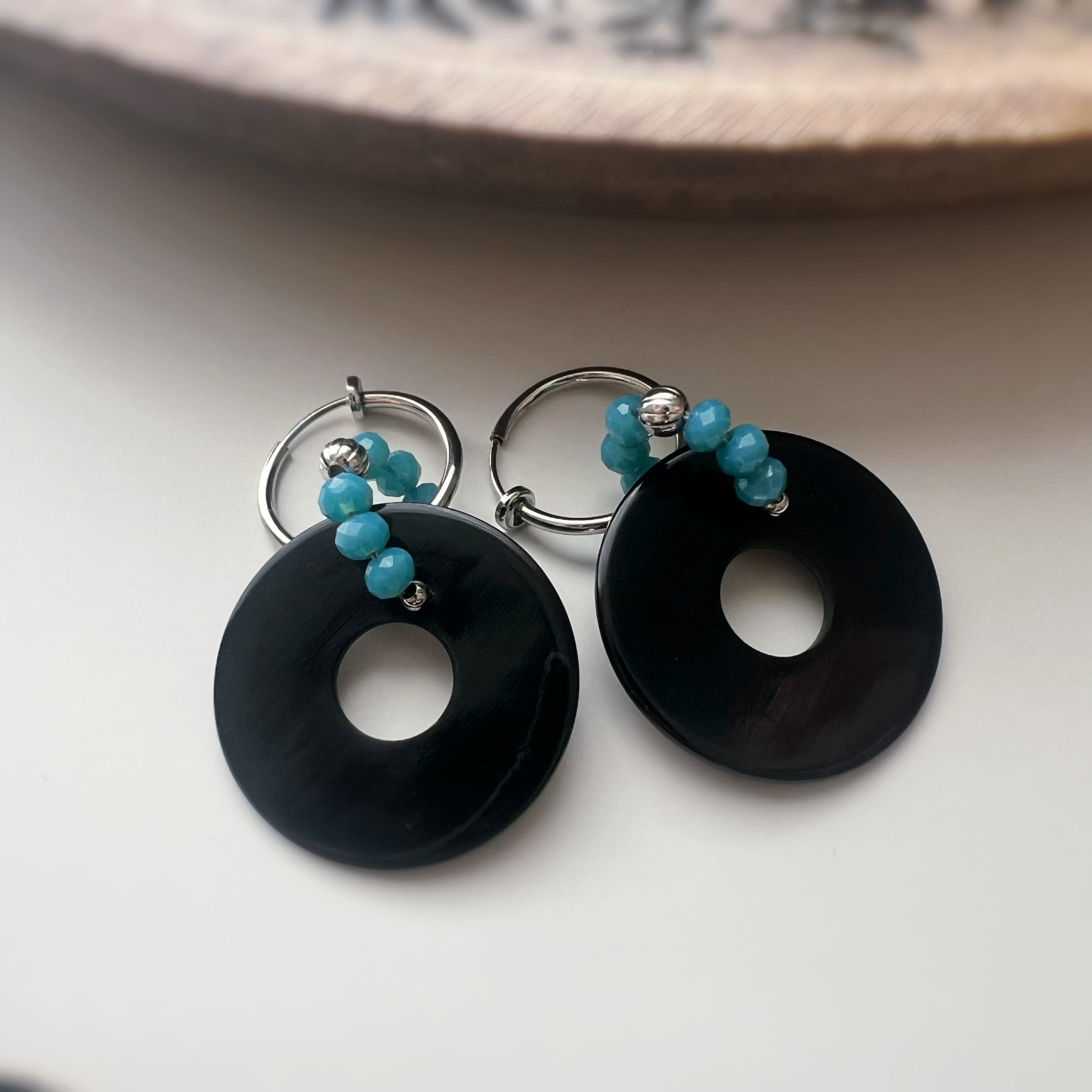 Créoles Modernes – Cercle Noir & Perles Turquoise