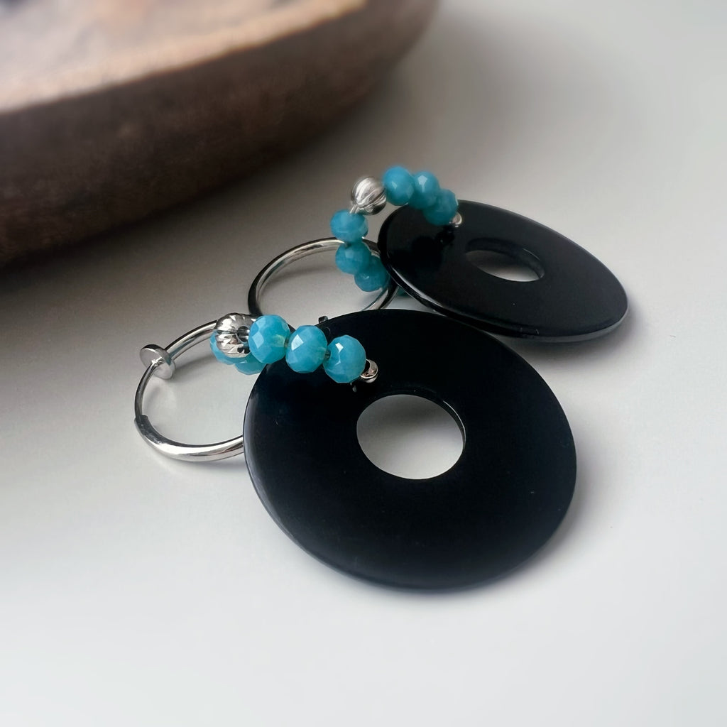 Moderne Creolen – Schwarzer Kreis &amp; Türkisperlen