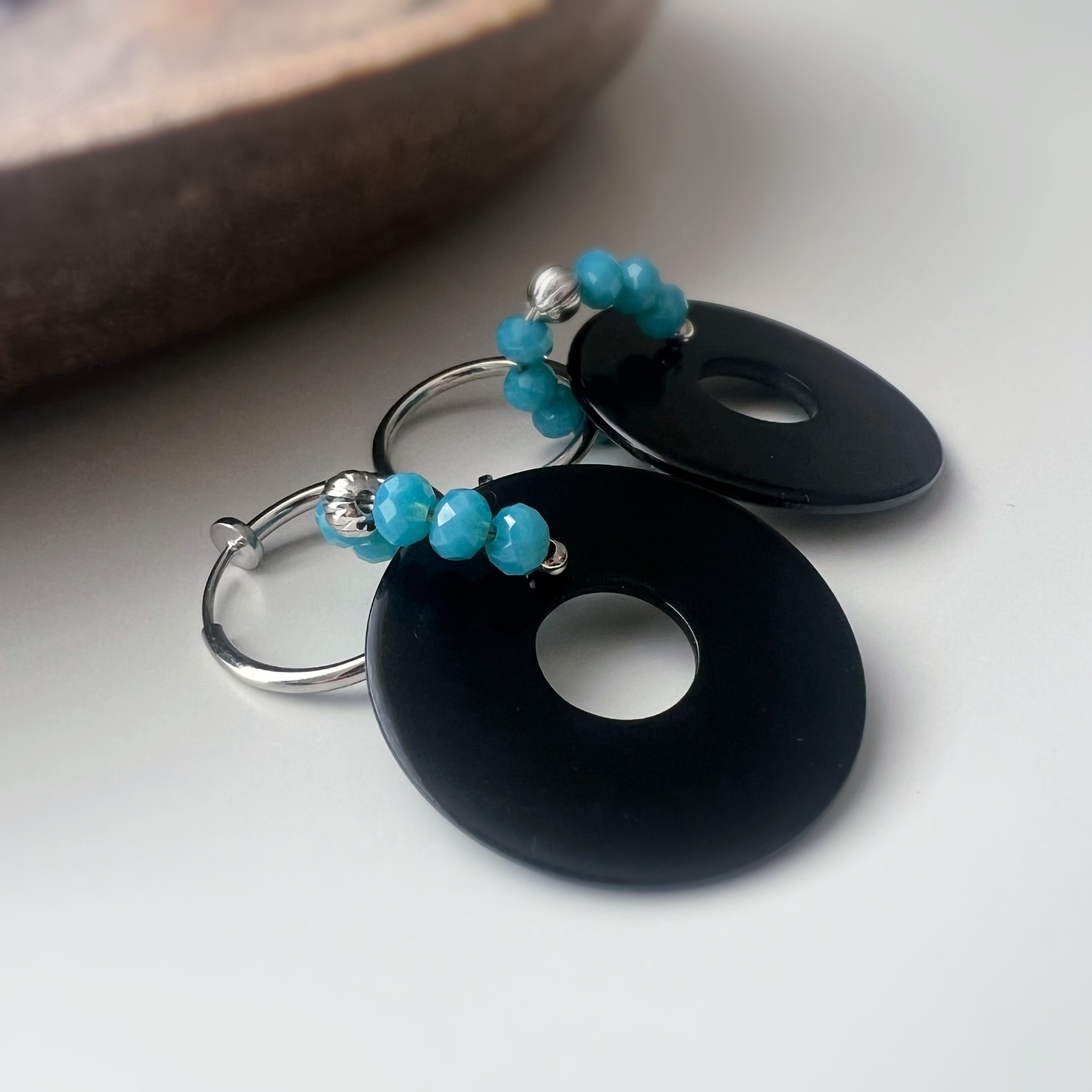 Moderne Creolen – Schwarzer Kreis &amp; Türkisperlen