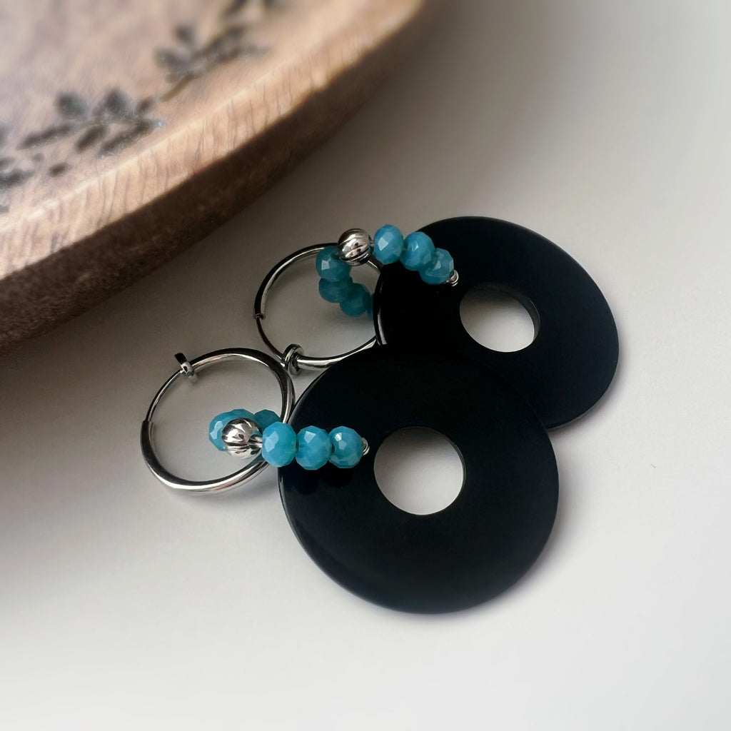 Moderne Creolen – Schwarzer Kreis &amp; Türkisperlen