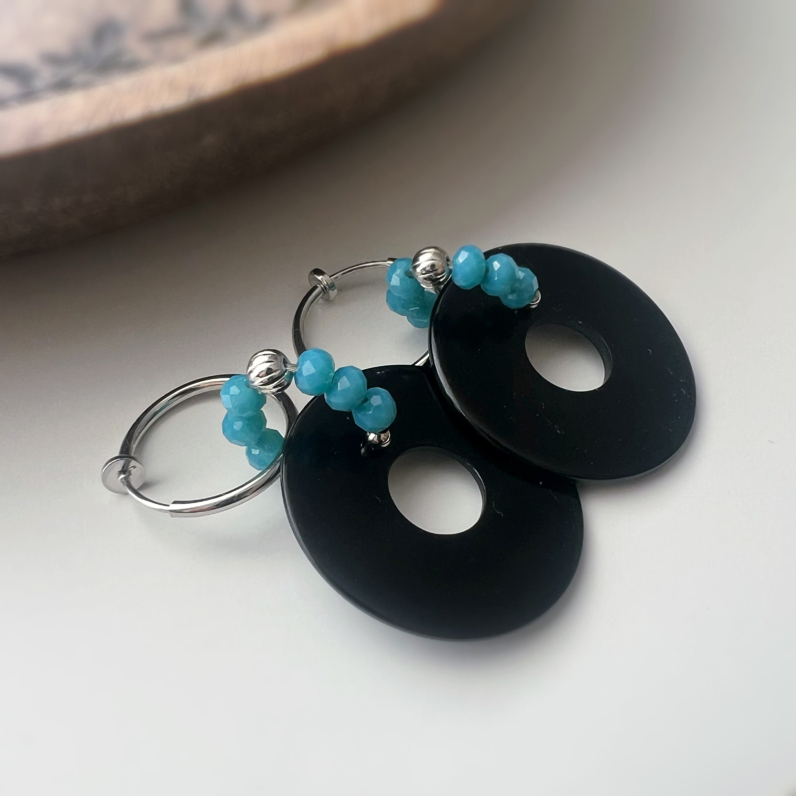 Créoles Modernes – Cercle Noir & Perles Turquoise