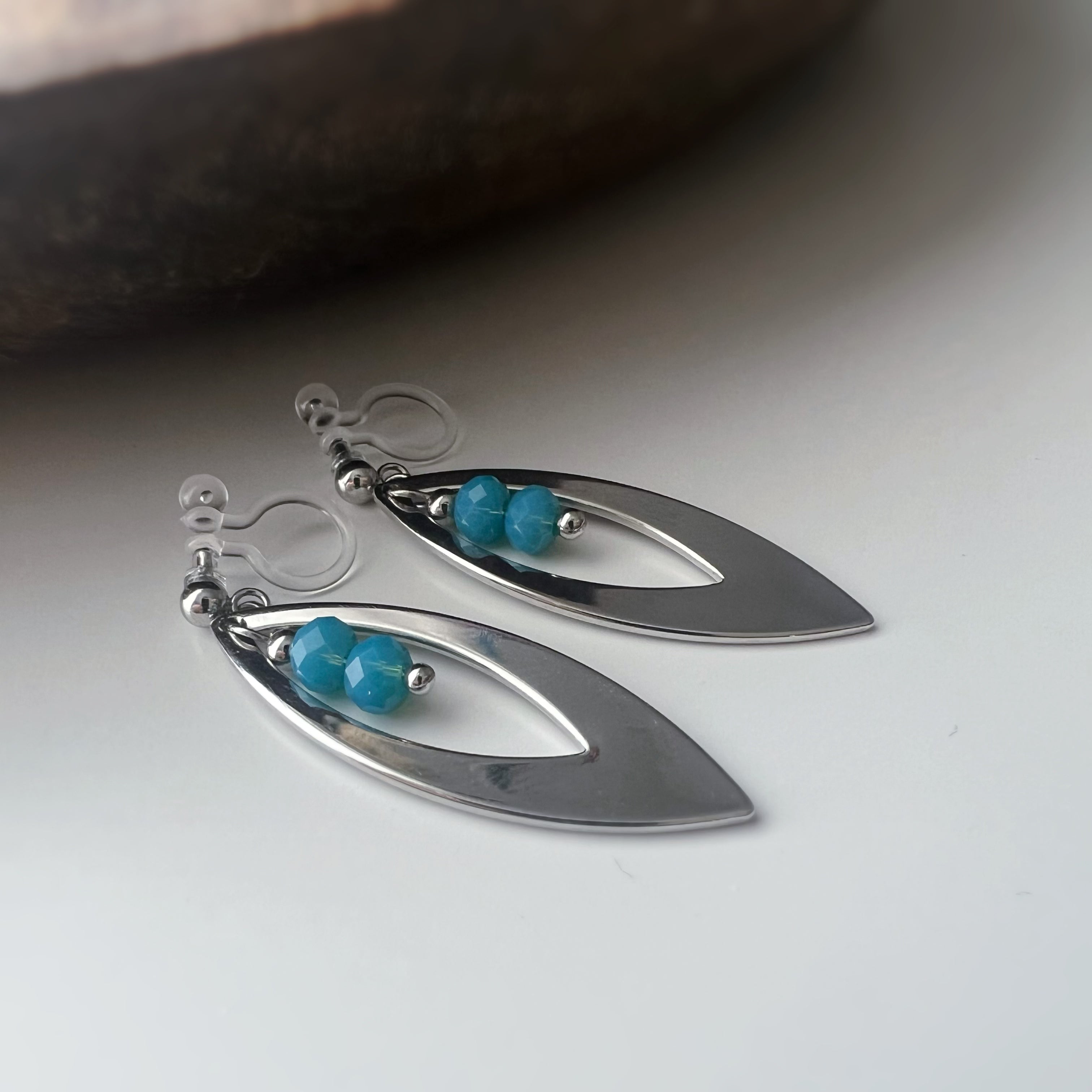 Feuille Ovale – Perles Bleues couleur Argent