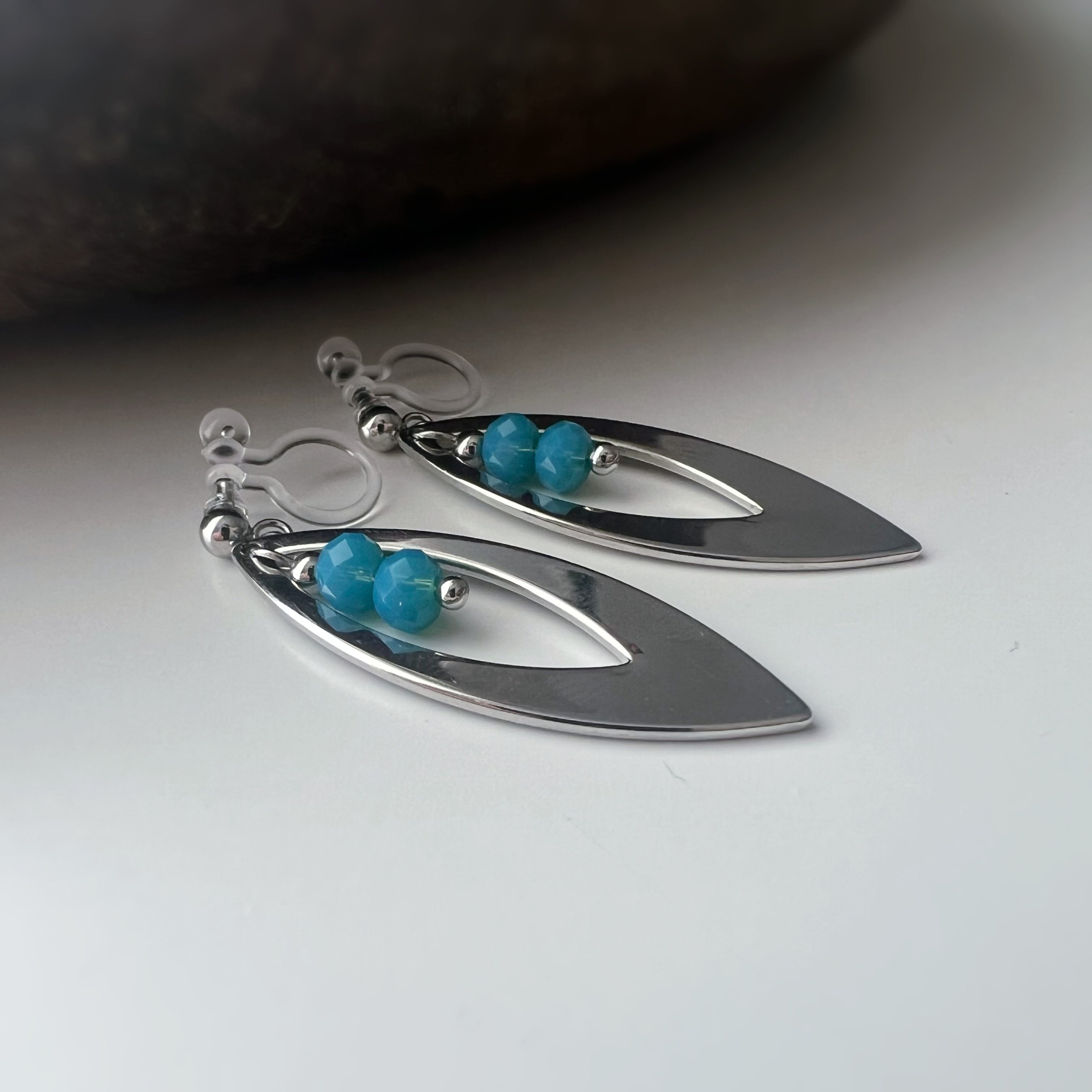 Feuille Ovale – Perles Bleues couleur Argent