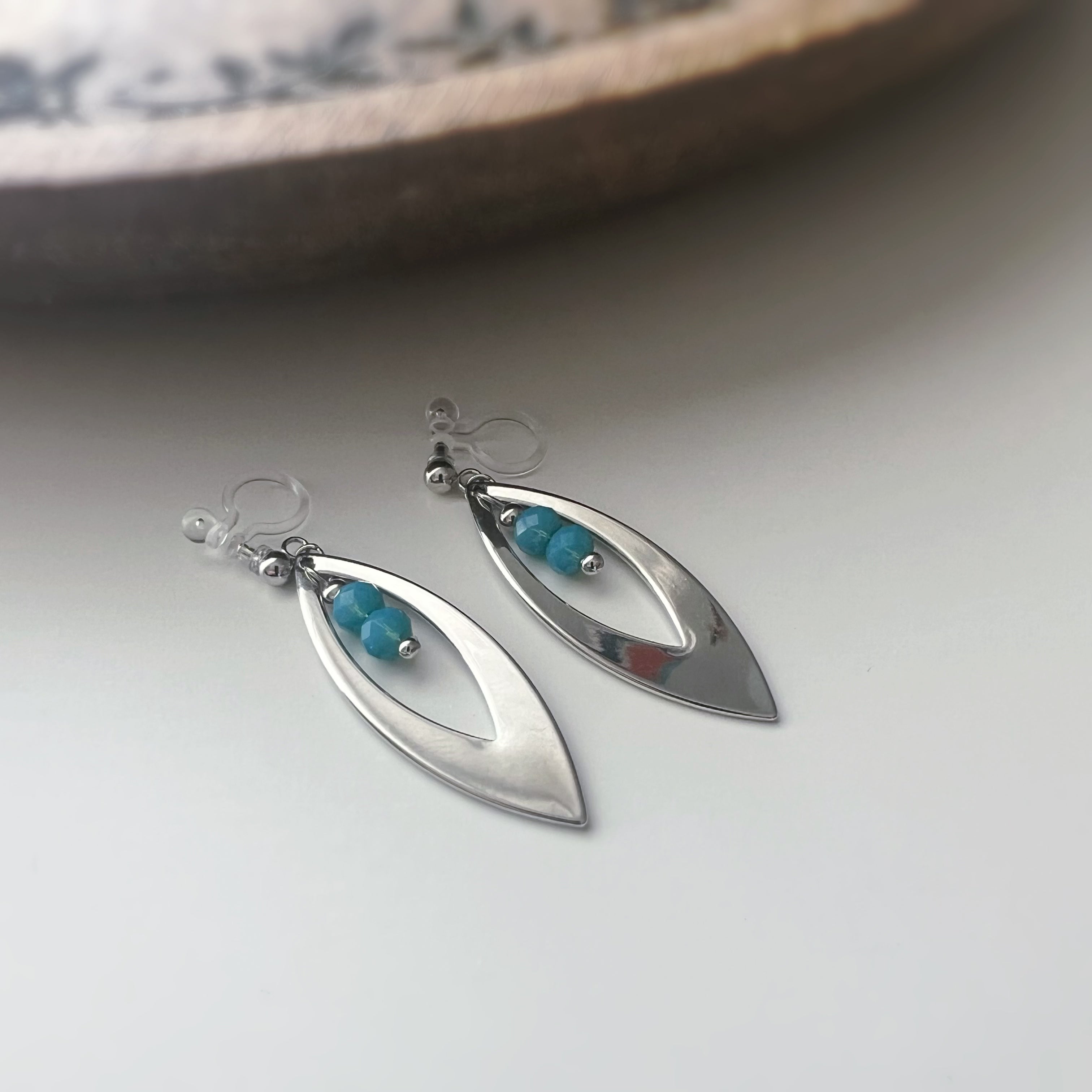 Feuille Ovale – Perles Bleues couleur Argent