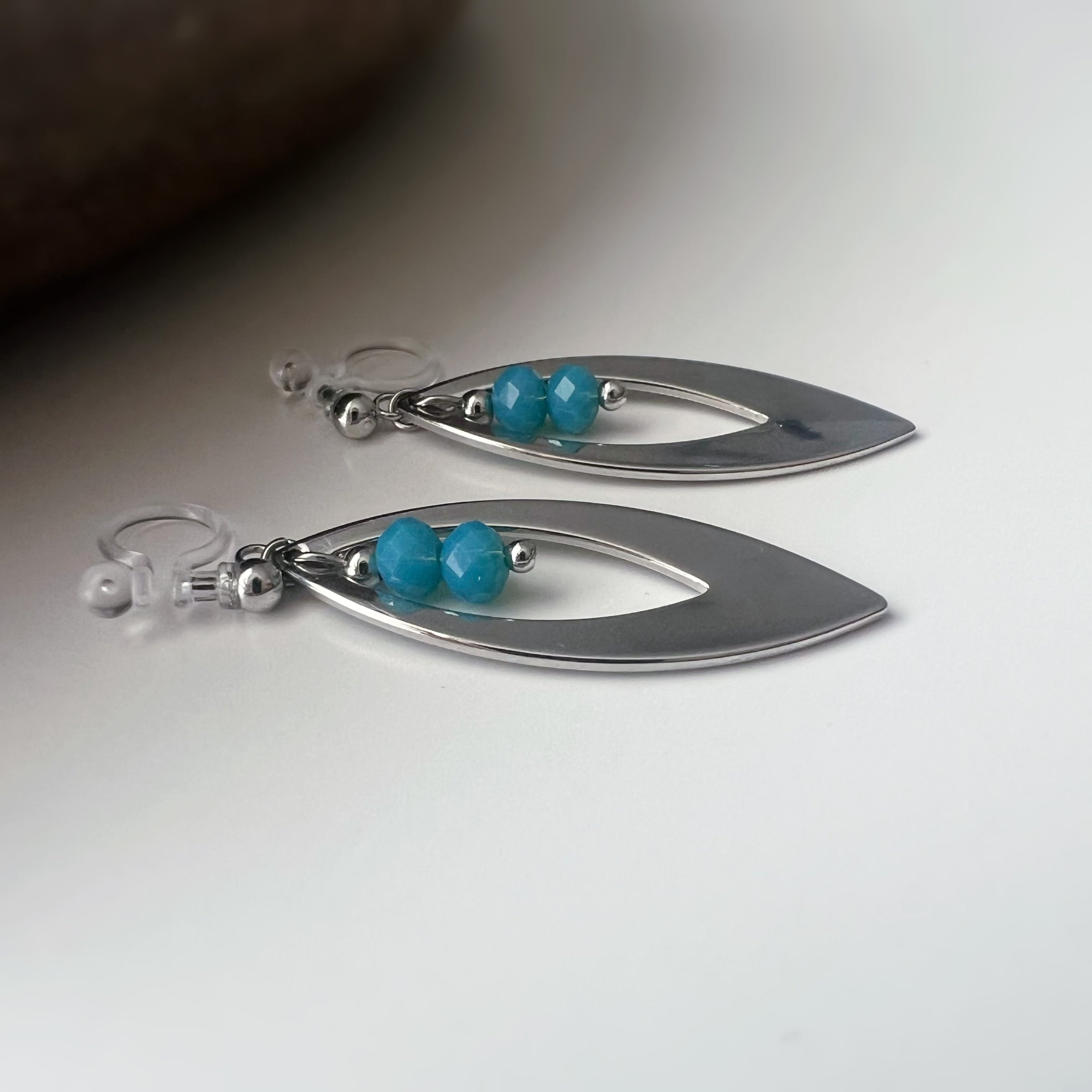 Feuille Ovale – Perles Bleues couleur Argent