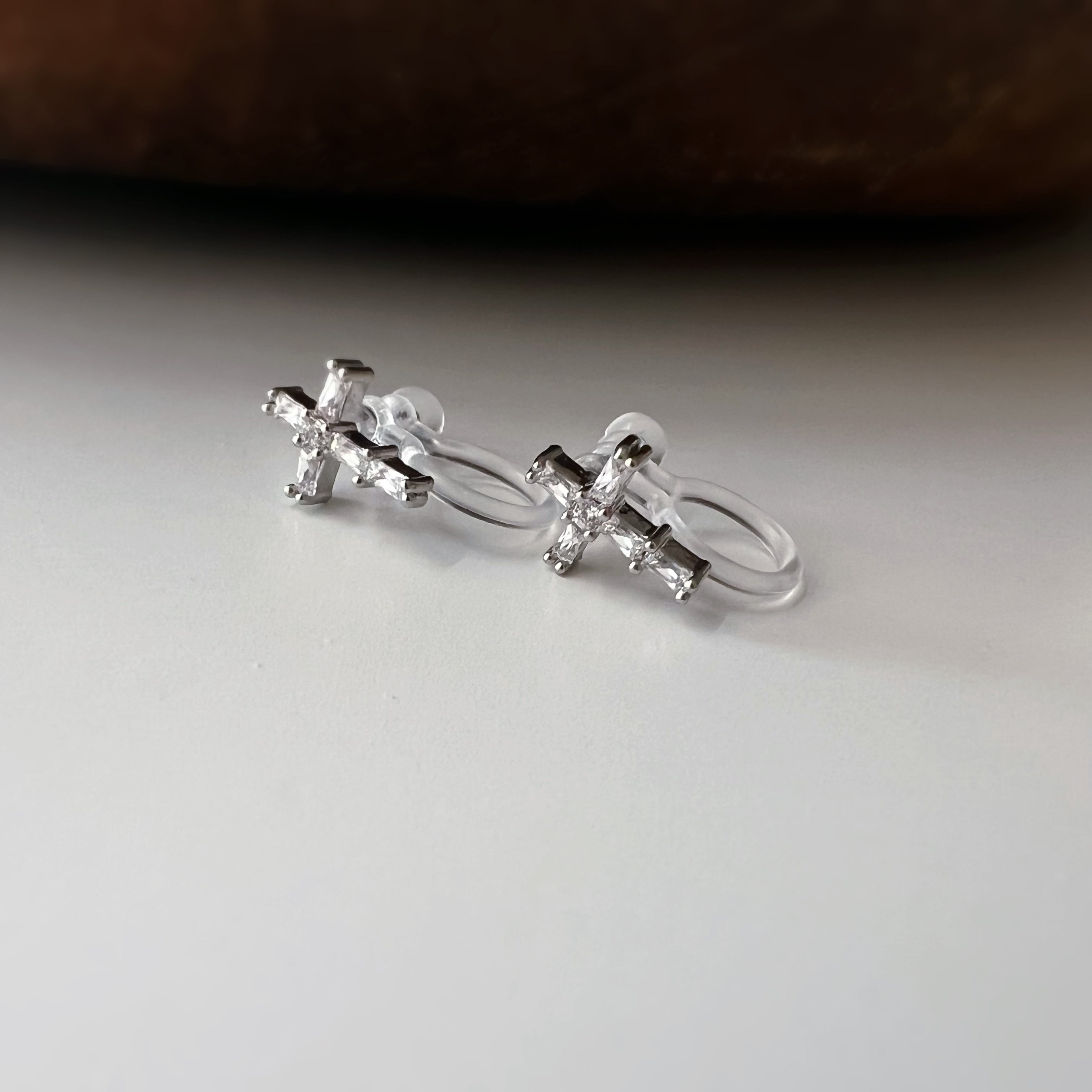Clips d’oreilles sans perçage croix fine strass