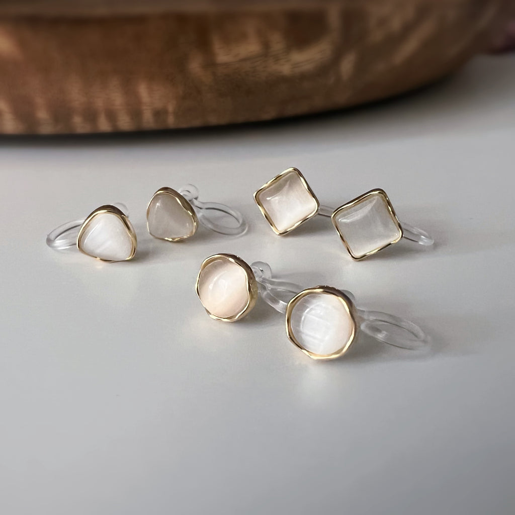 Clips d’oreilles œil de chat blanc crème