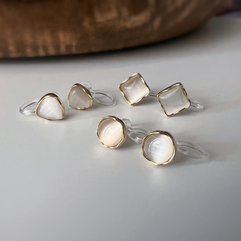 Clips d’oreilles œil de chat blanc crème