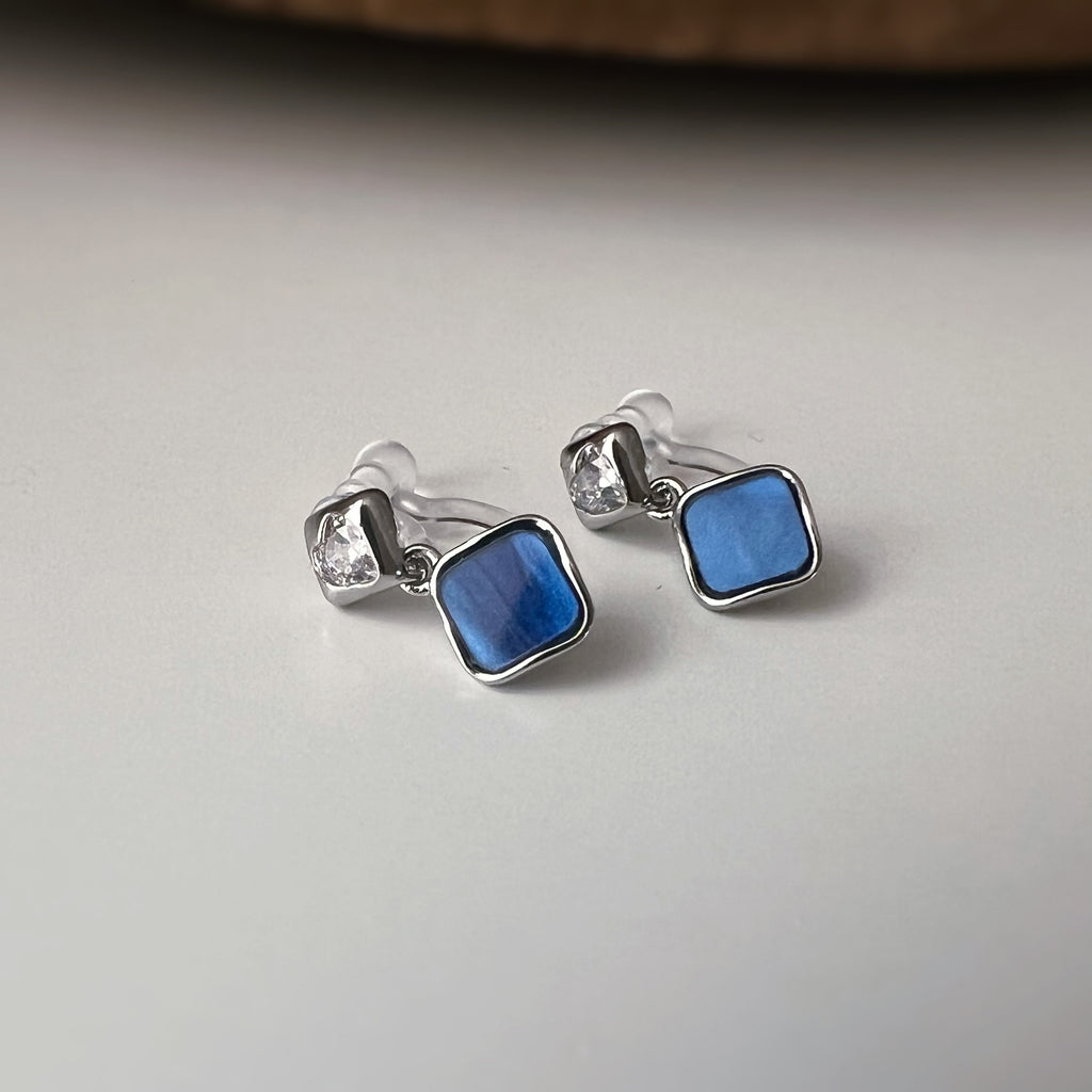 Clips d’oreilles carrés émaillés argent, bleu nacré, noir ou blanc