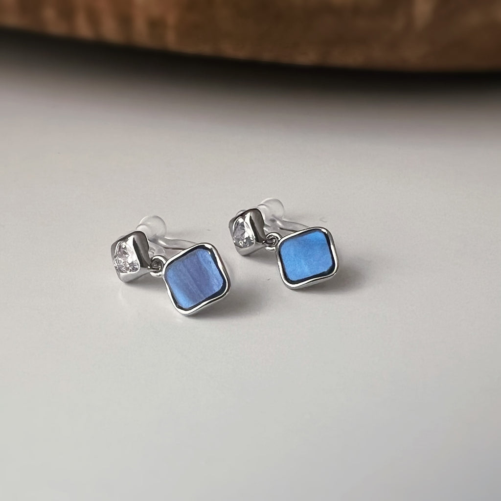 Clips d’oreilles carrés émaillés argent, bleu nacré, noir ou blanc
