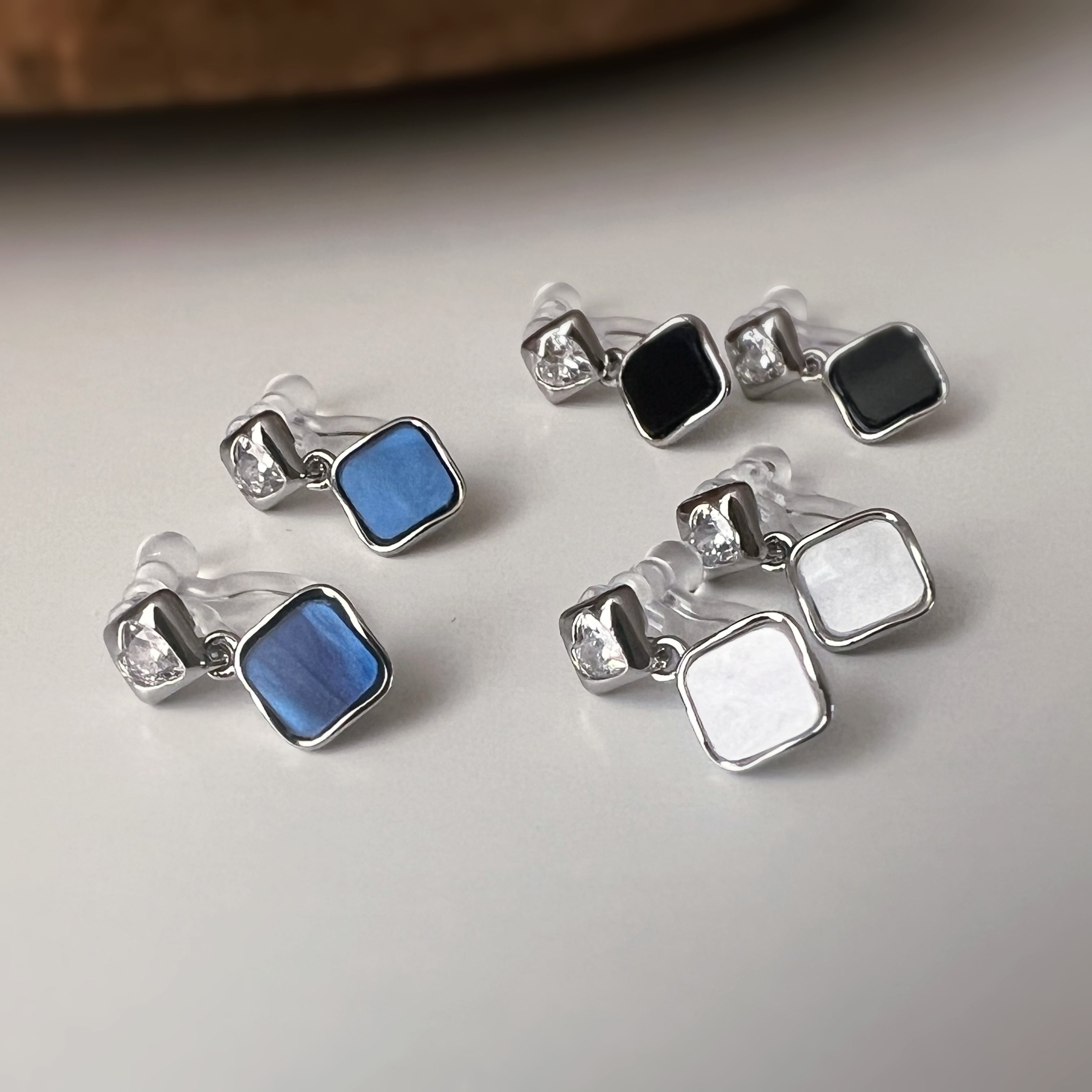 Clips d’oreilles carrés émaillés argent, bleu nacré, noir ou blanc