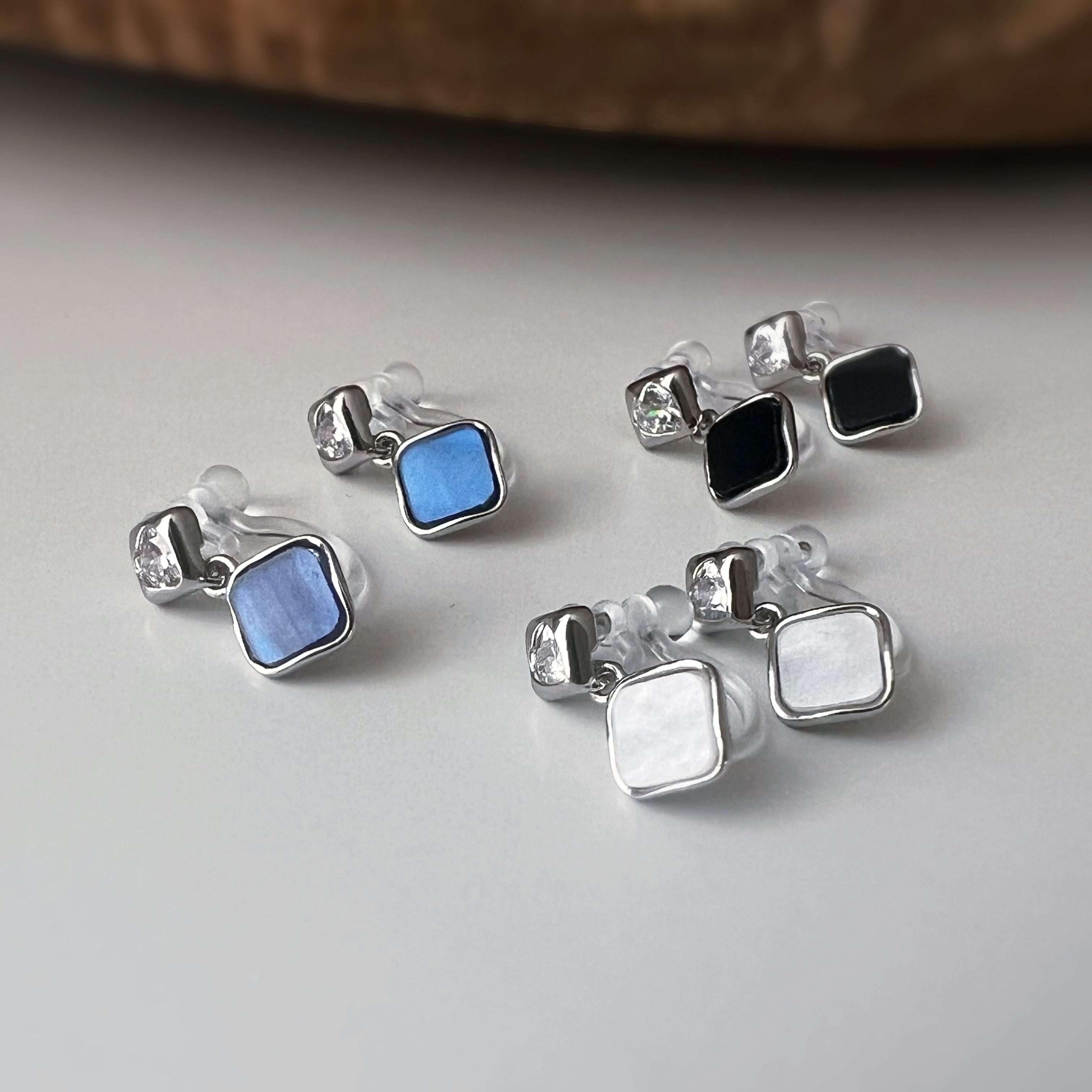 Clips d’oreilles carrés émaillés argent, bleu nacré, noir ou blanc