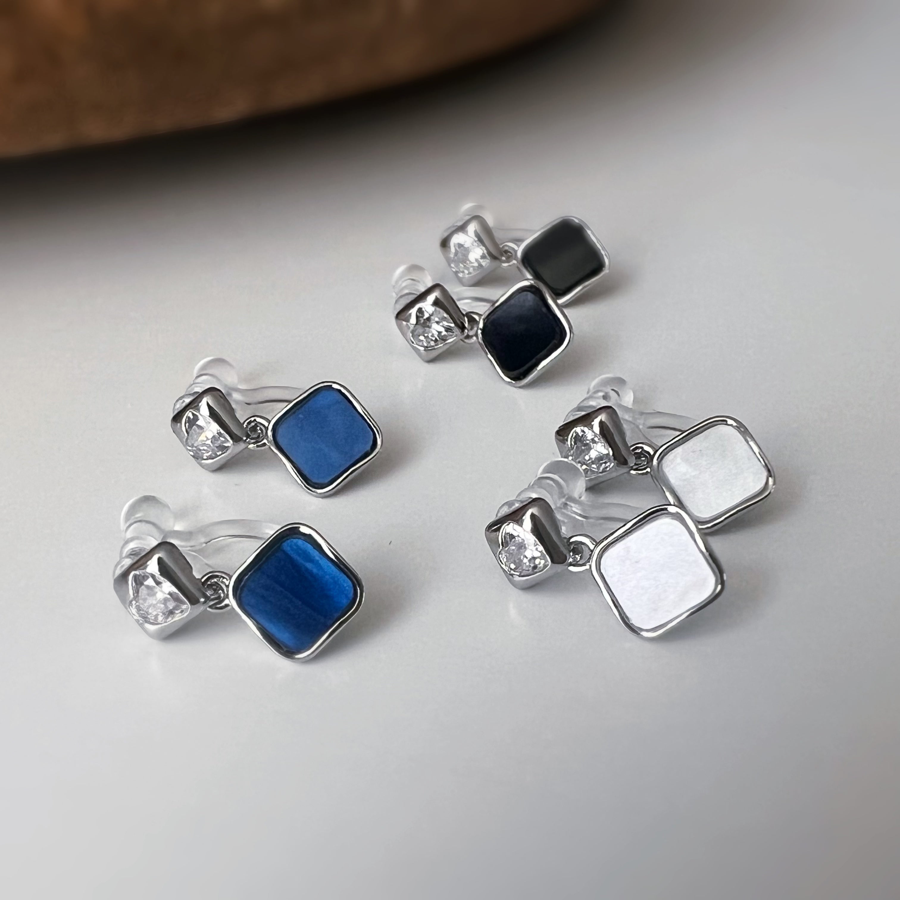 Clips d’oreilles carrés émaillés argent, bleu nacré, noir ou blanc