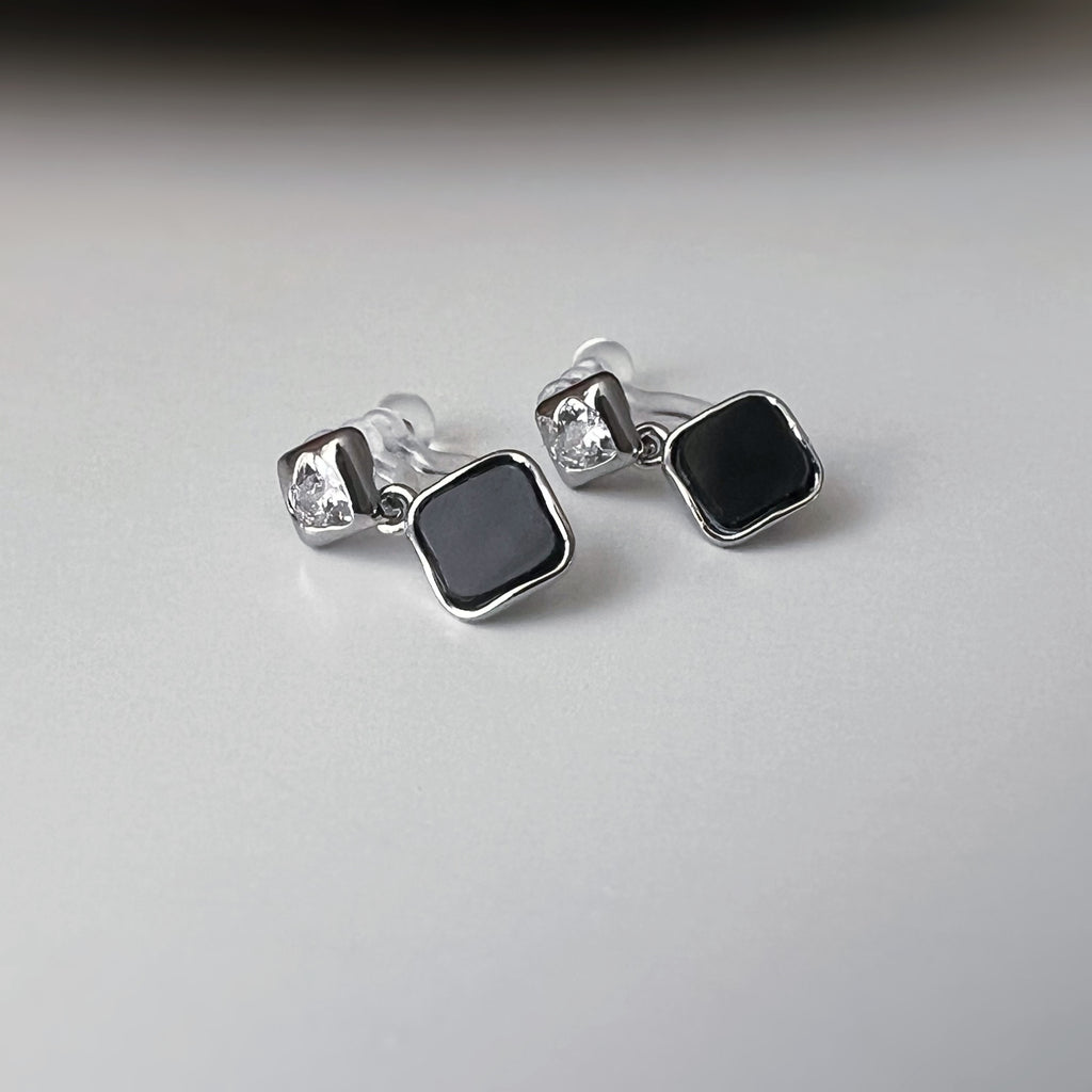 Clips d’oreilles carrés émaillés argent, bleu nacré, noir ou blanc