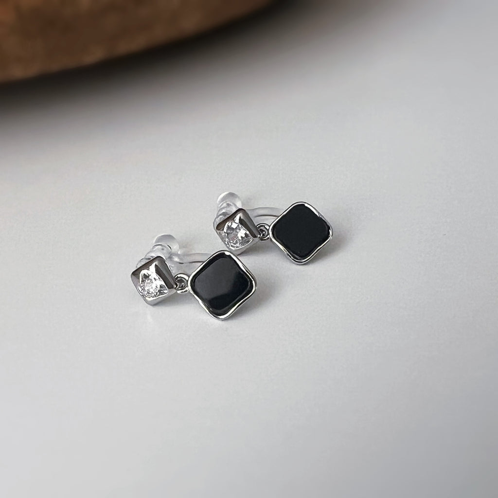 Clips d’oreilles carrés émaillés argent, bleu nacré, noir ou blanc