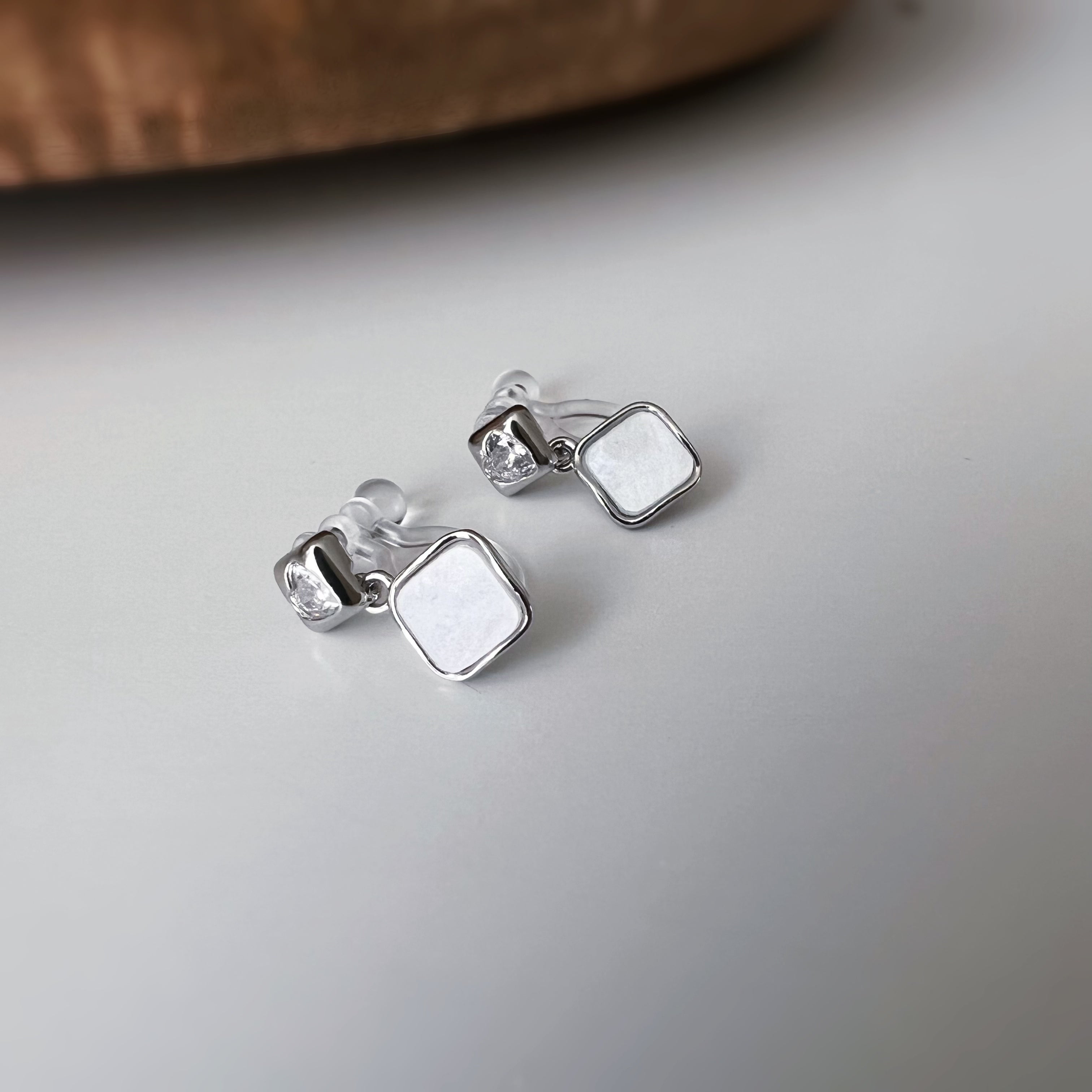 Clips d’oreilles carrés émaillés argent, bleu nacré, noir ou blanc