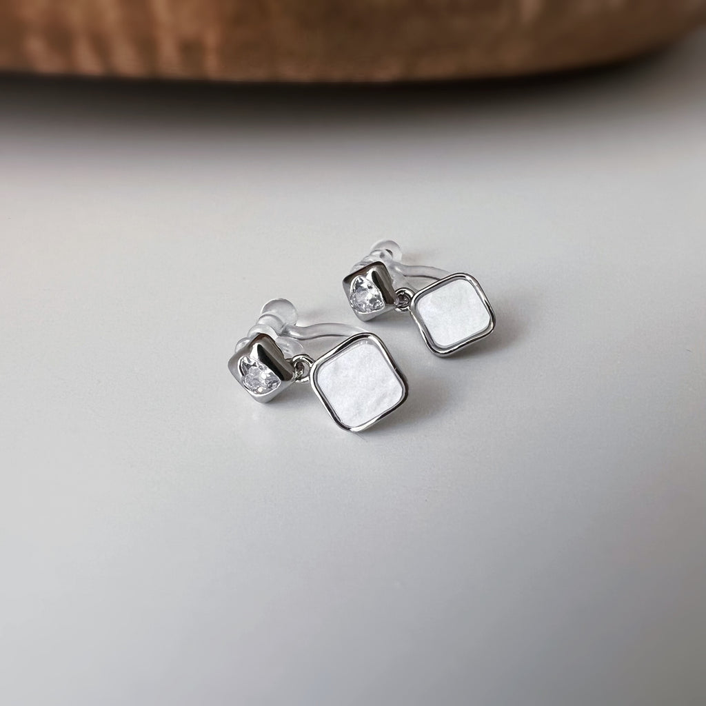 Clips d’oreilles carrés émaillés argent, bleu nacré, noir ou blanc