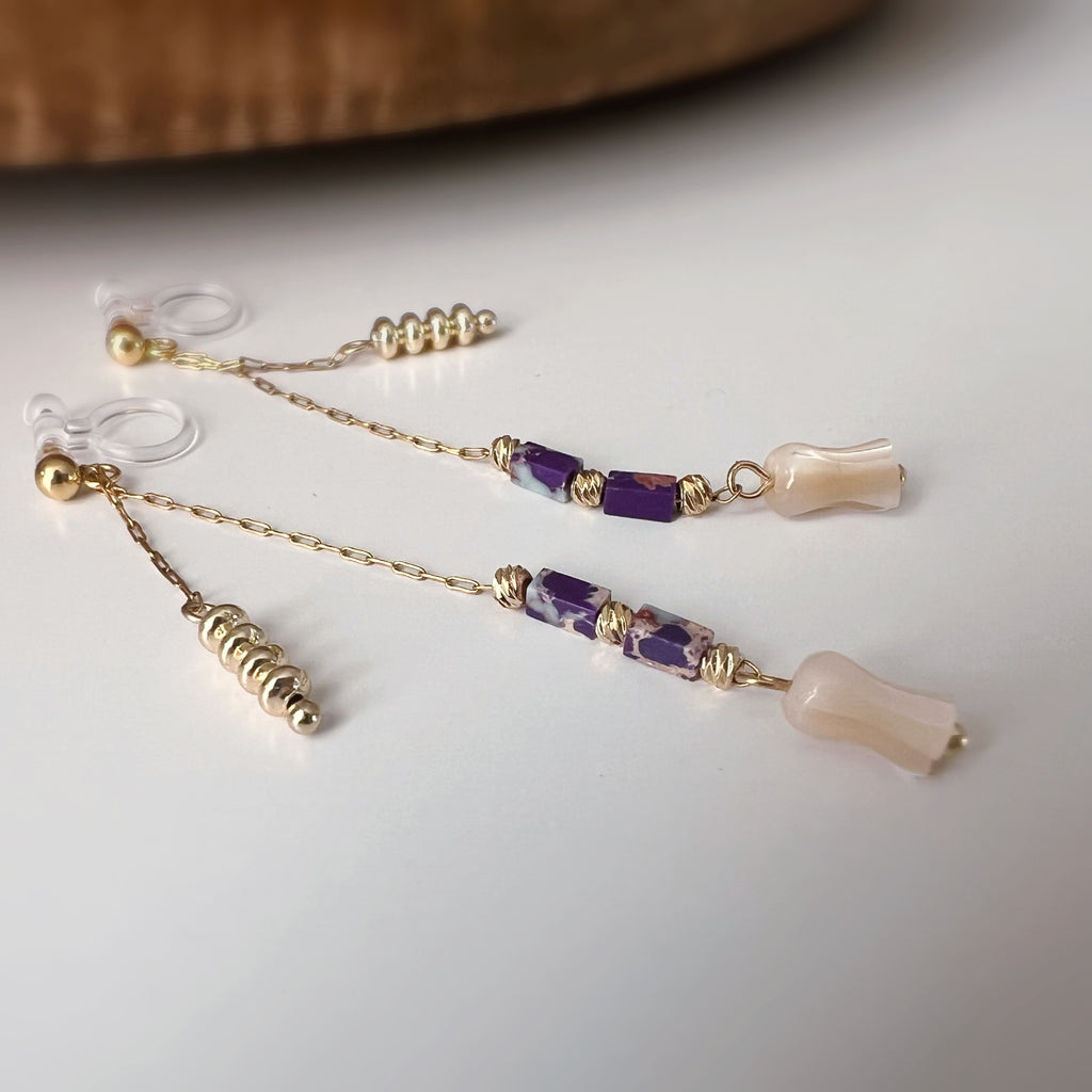 Clips d’oreilles pendants fleur, couleur or perles violettes