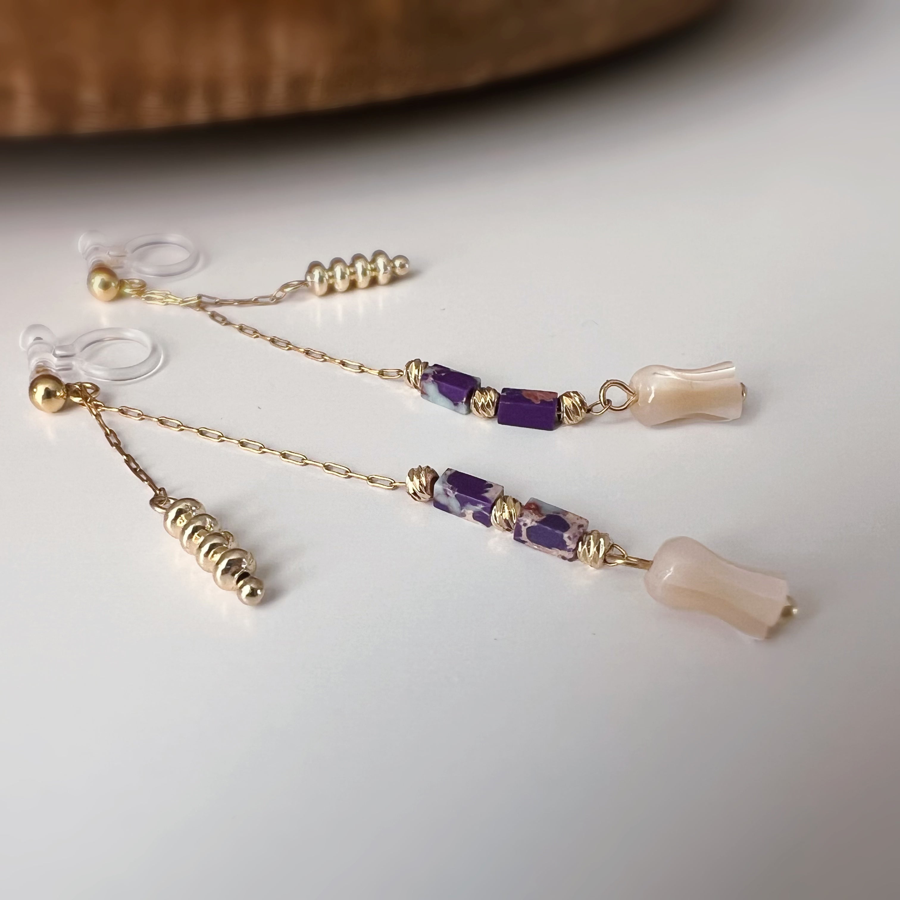 Clips d’oreilles pendants fleur, couleur or perles violettes
