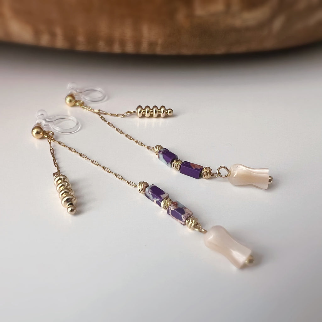 Clips d’oreilles pendants fleur, couleur or perles violettes