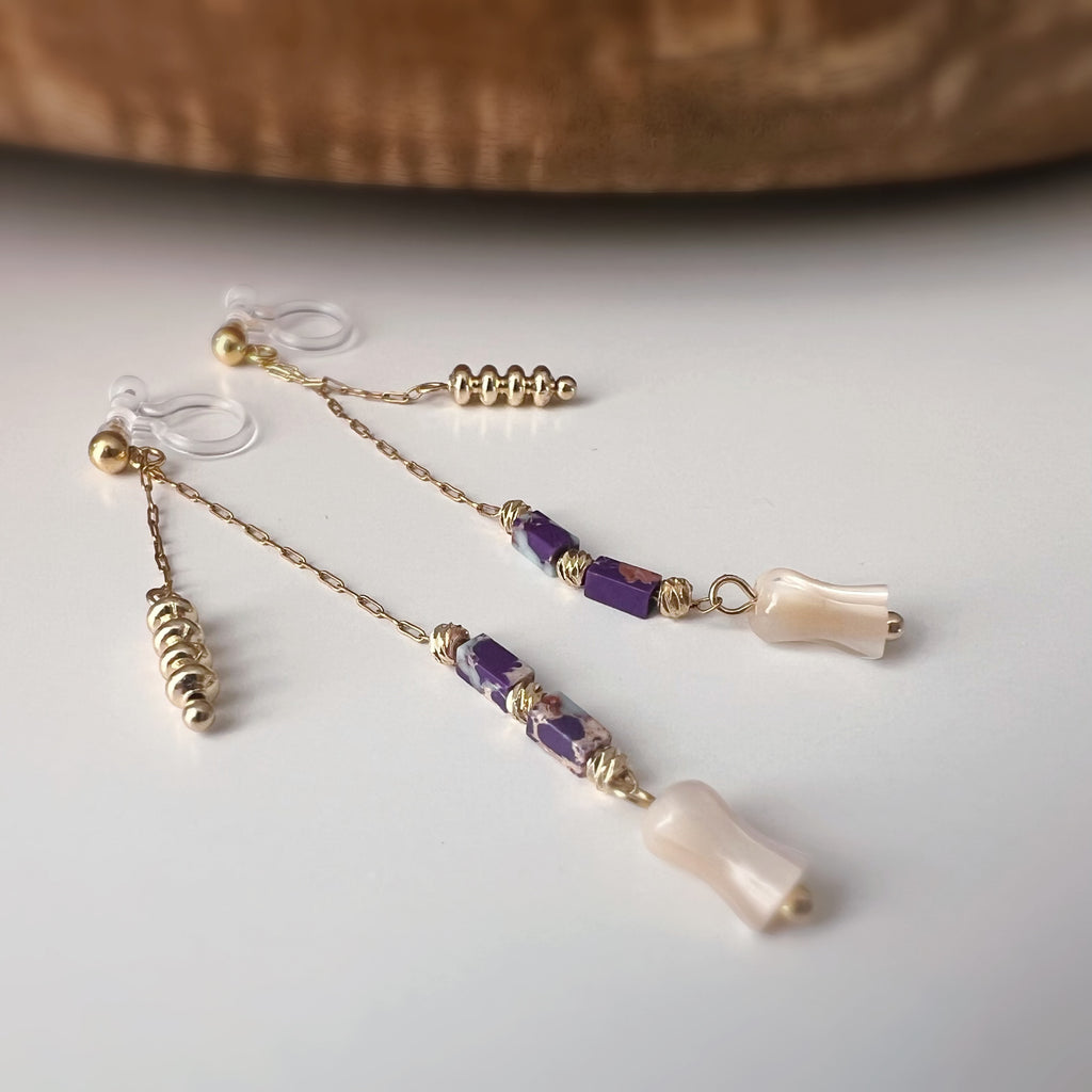 Clips d’oreilles pendants fleur, couleur or perles violettes