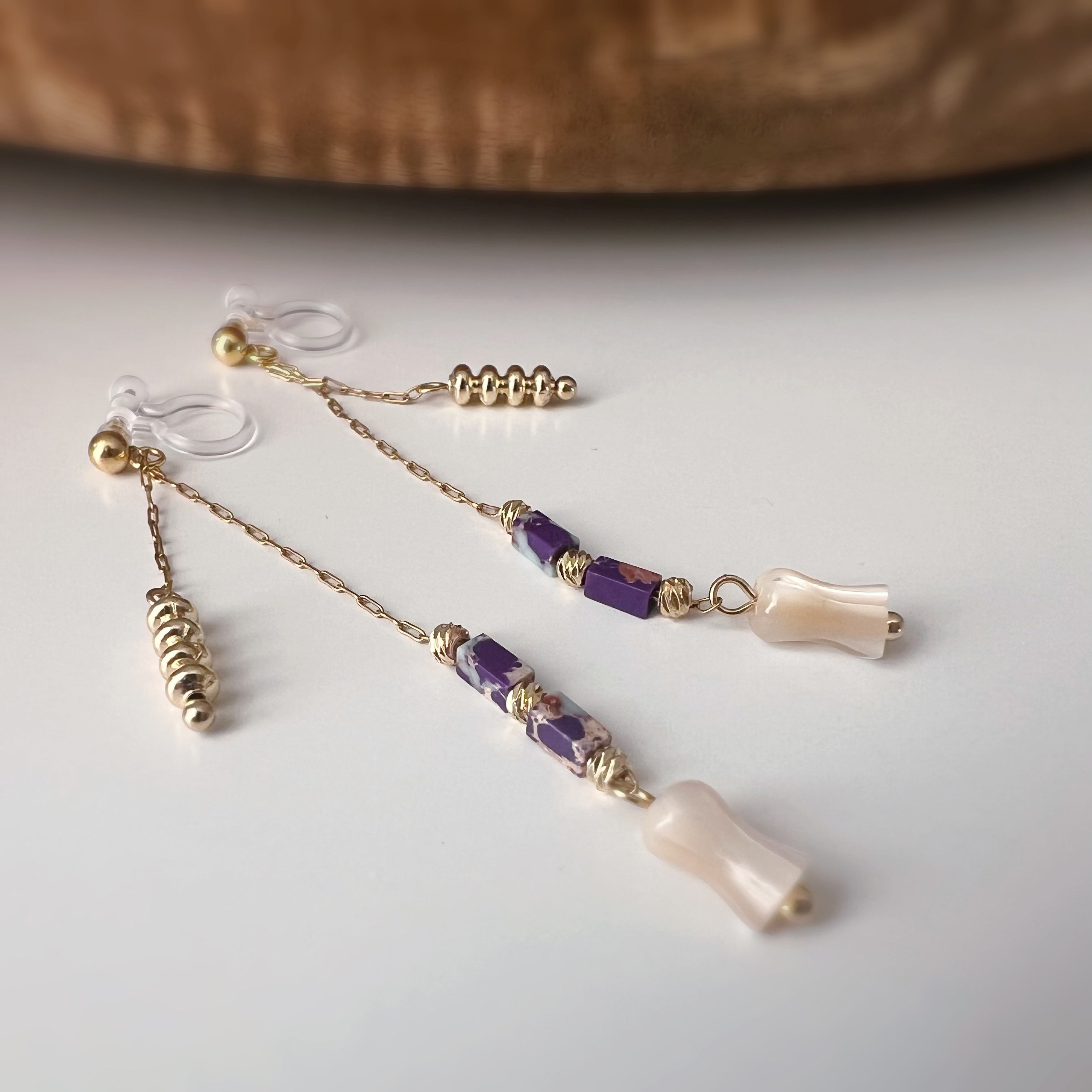 Clips d’oreilles pendants fleur, couleur or perles violettes