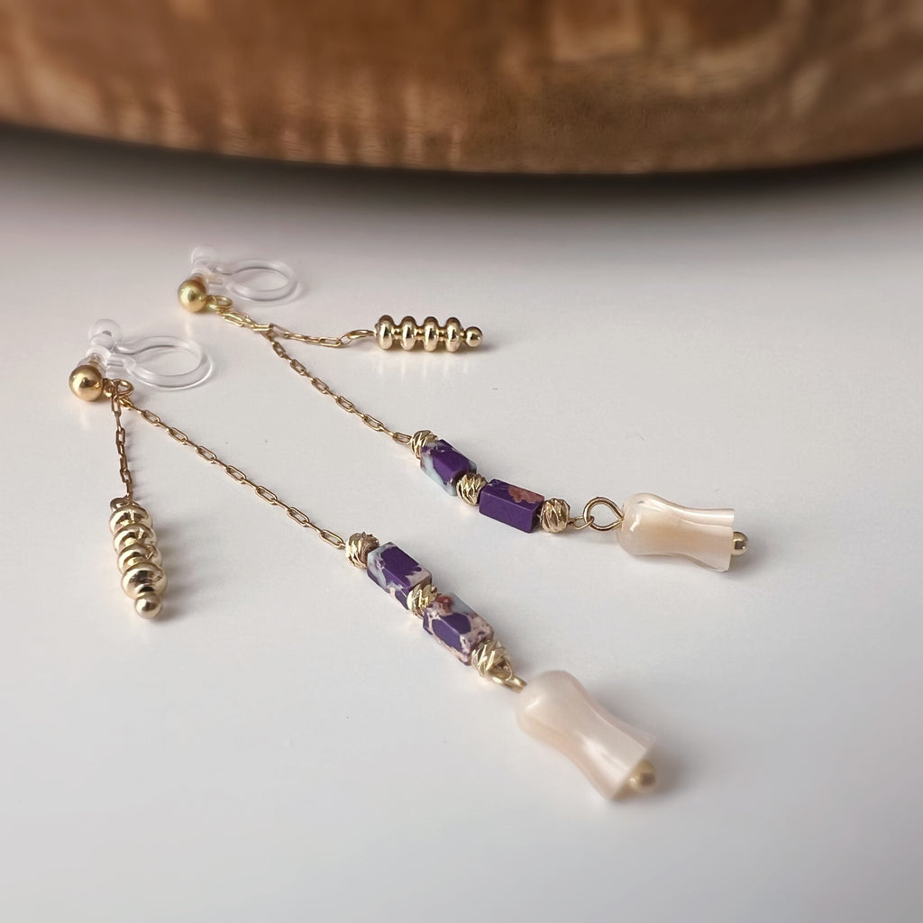 Clips d’oreilles pendants fleur, couleur or perles violettes