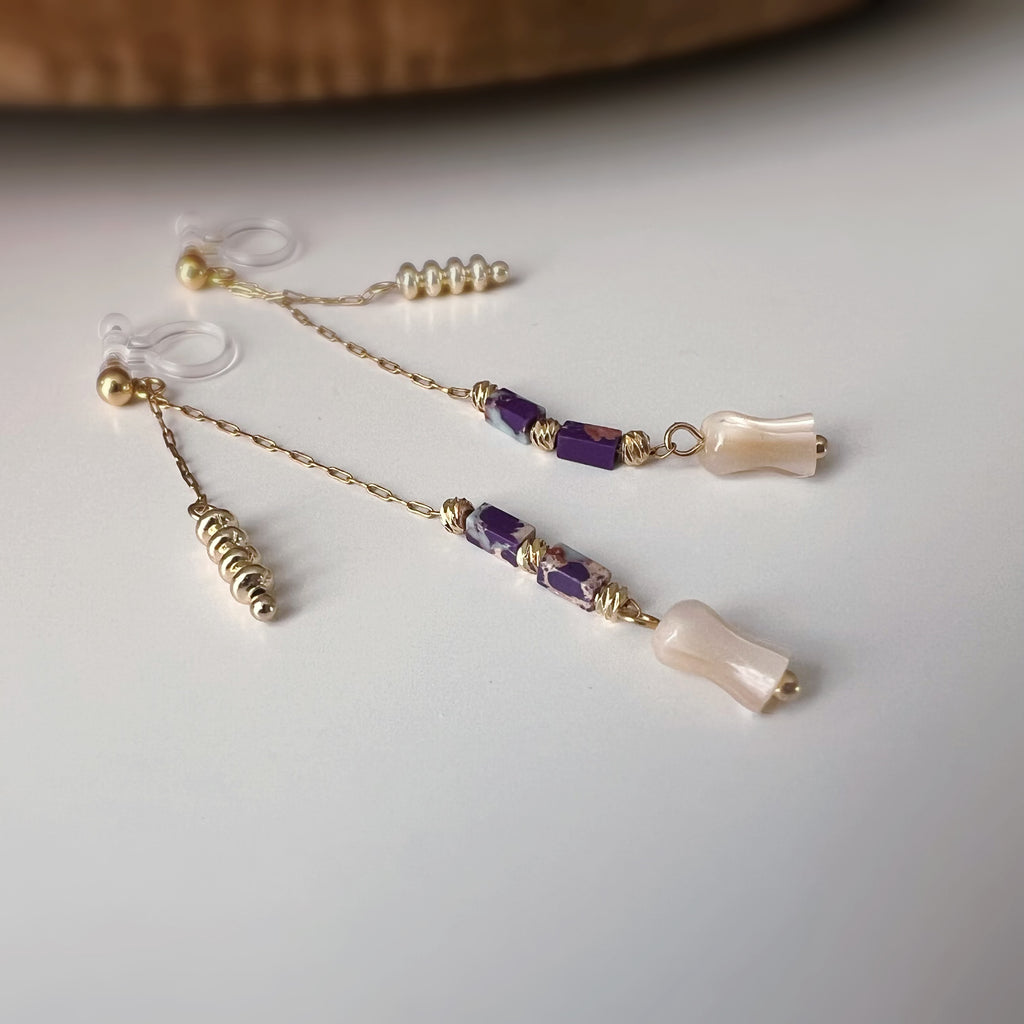 Clips d’oreilles pendants fleur, couleur or perles violettes