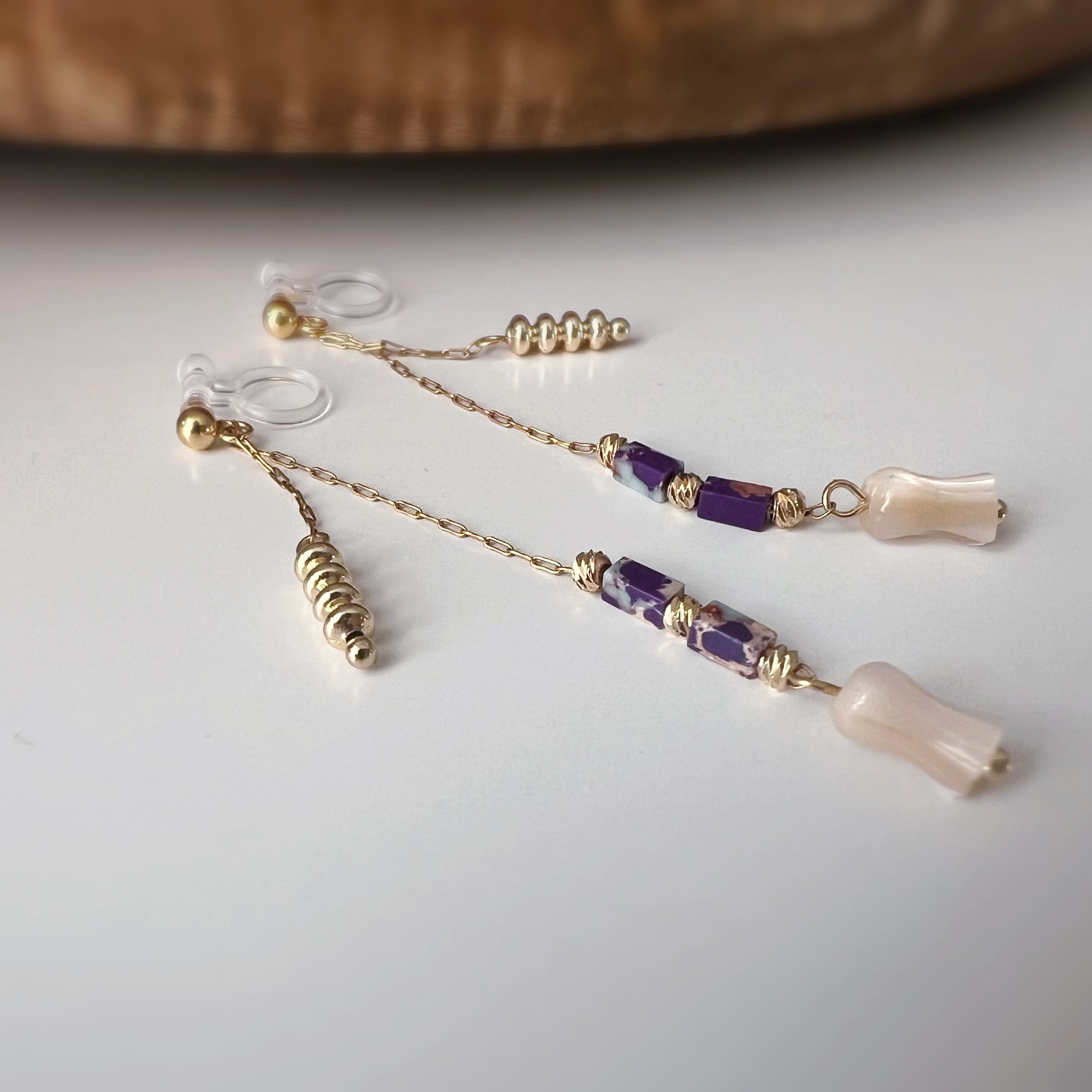 Clips d’oreilles pendants fleur, couleur or perles violettes