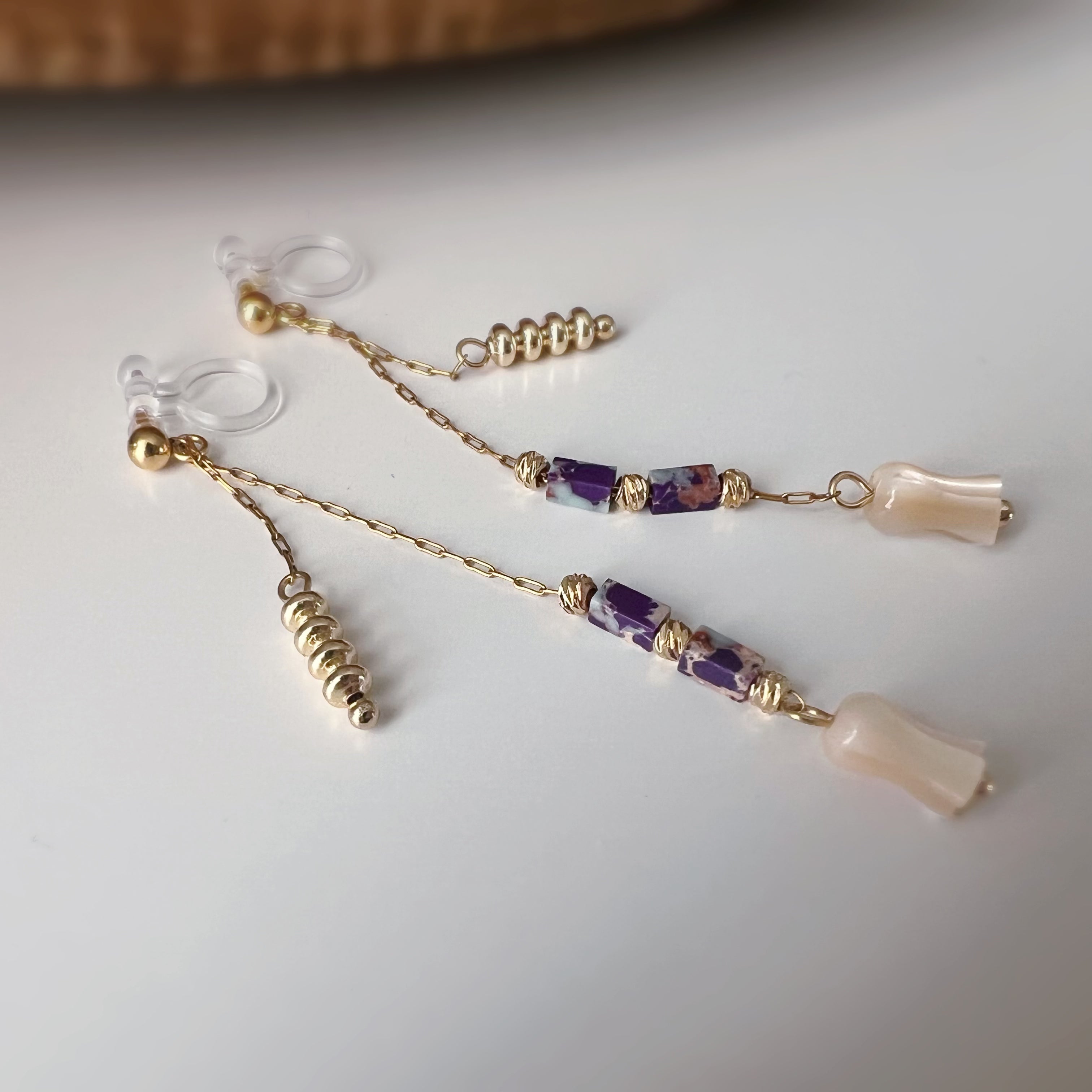 Clips d’oreilles pendants fleur, couleur or perles violettes