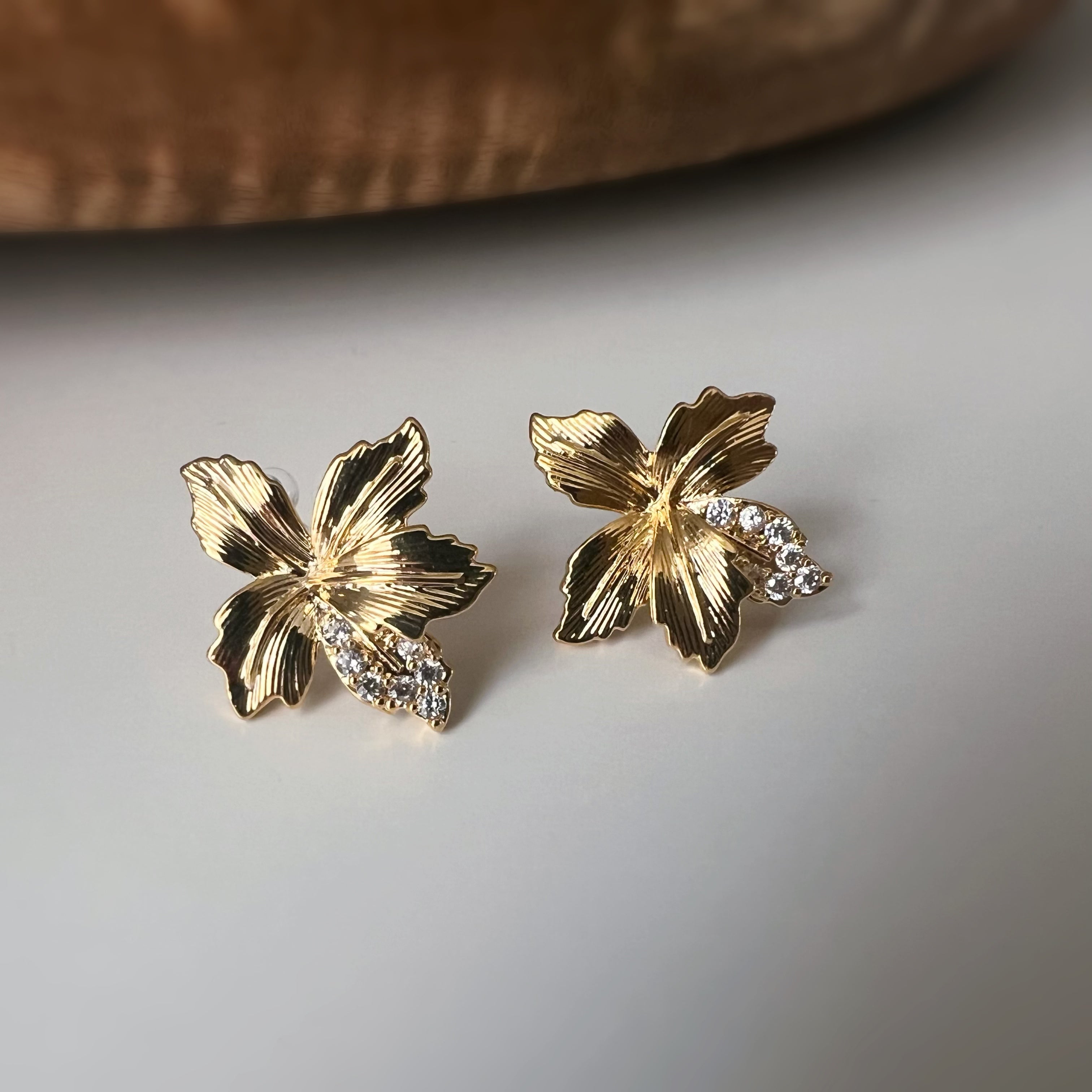 Rhinestone luminous maple leaf ear clips
