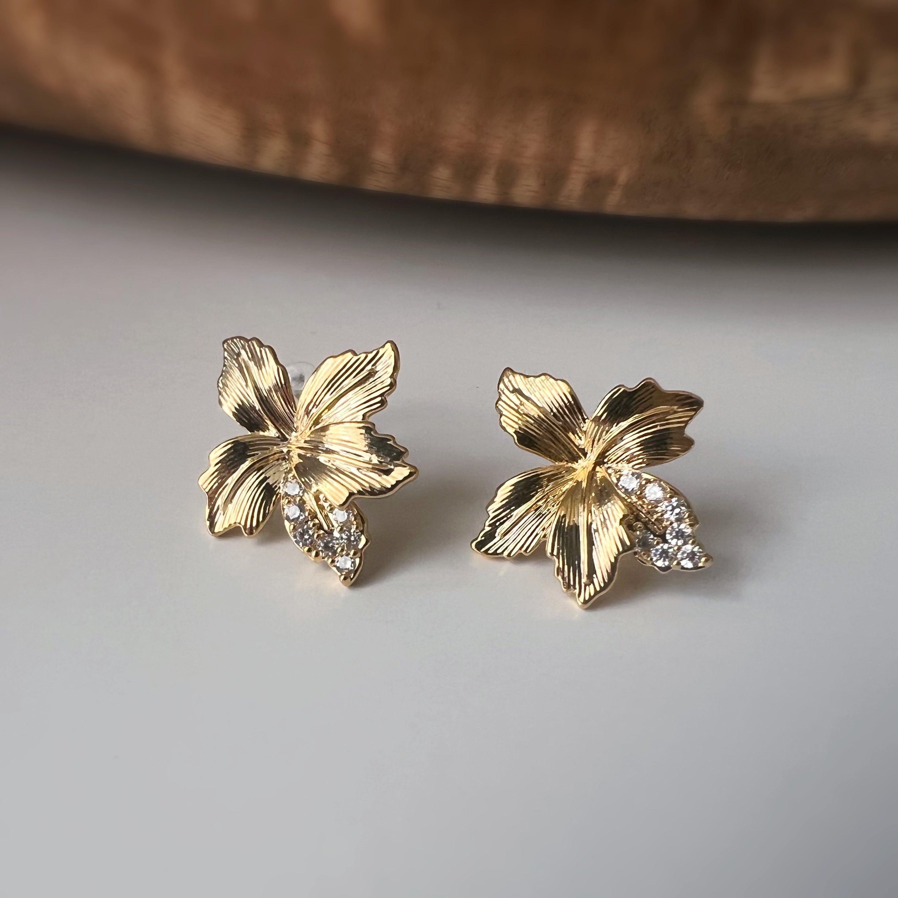 Clips d’oreilles feuille érable strass lumineux