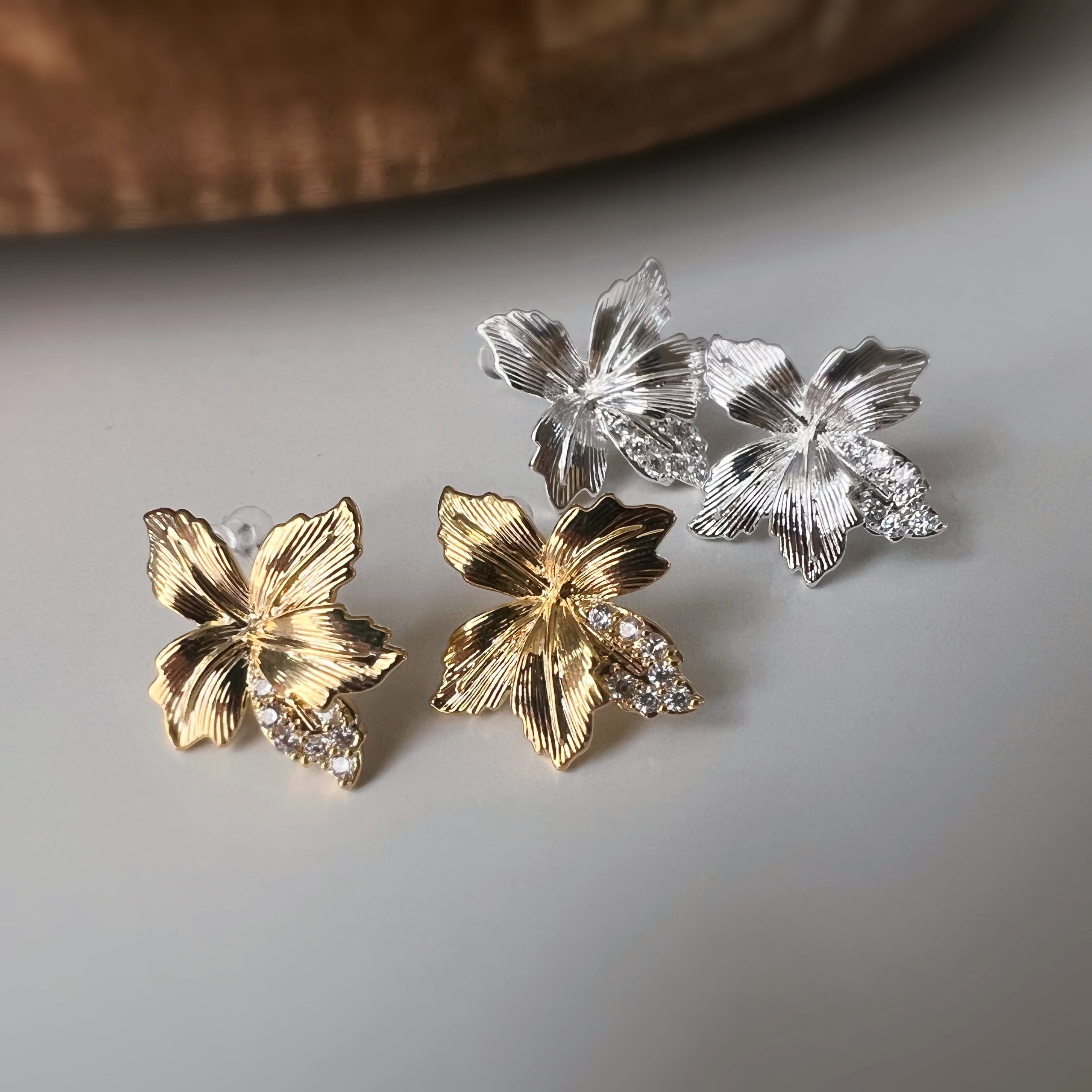Rhinestone luminous maple leaf ear clips