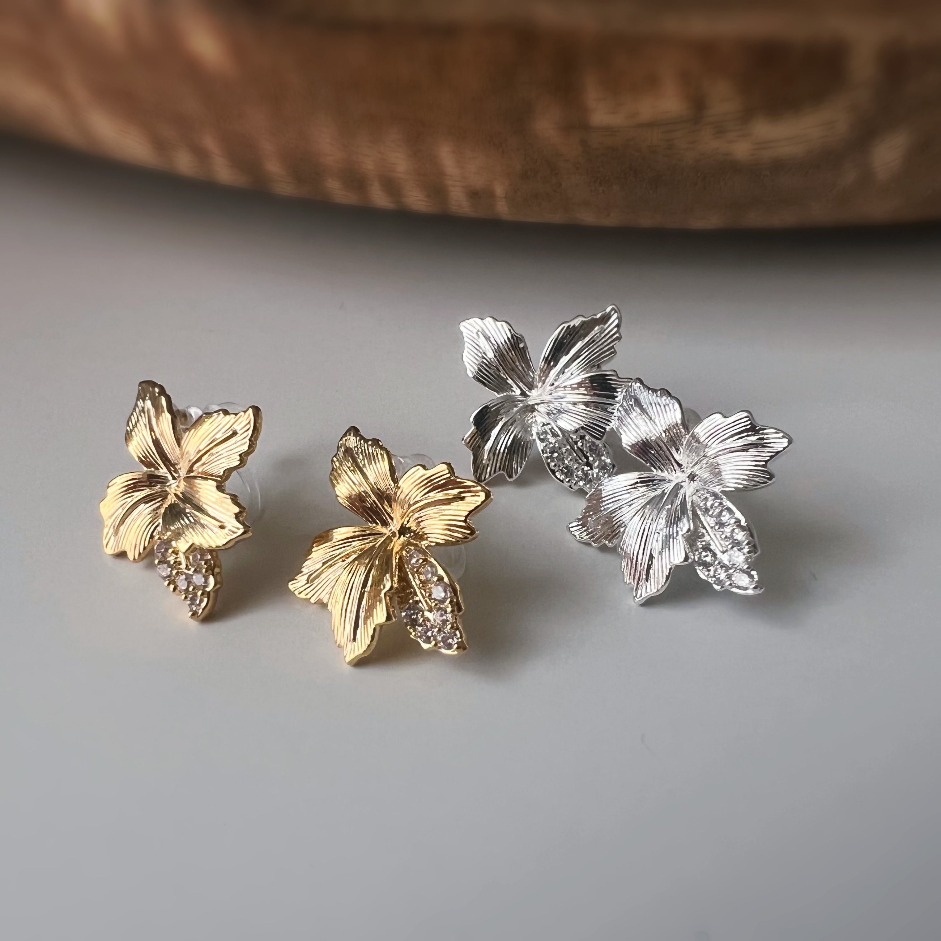 Clips d’oreilles feuille érable strass lumineux