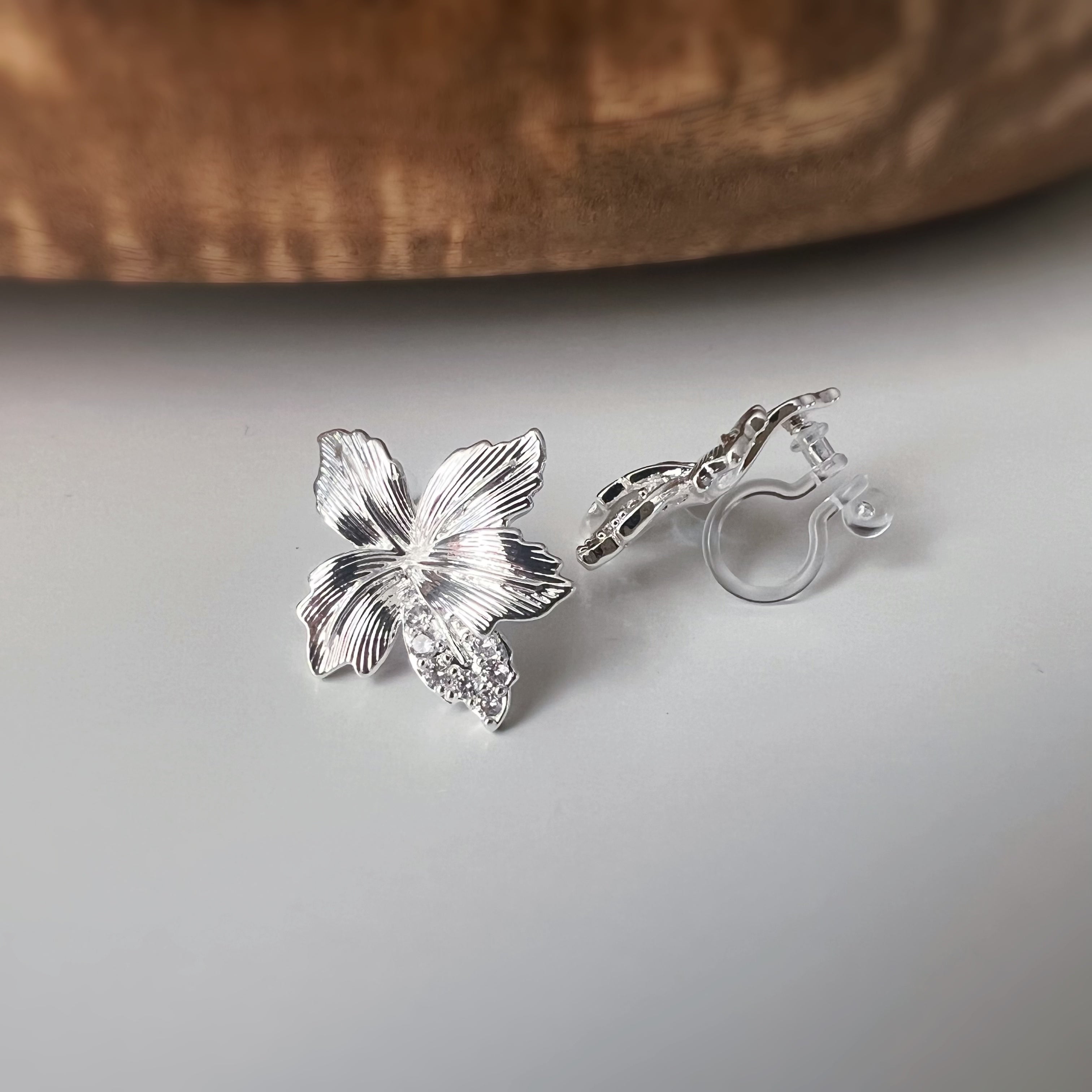 Clips d’oreilles feuille érable strass lumineux