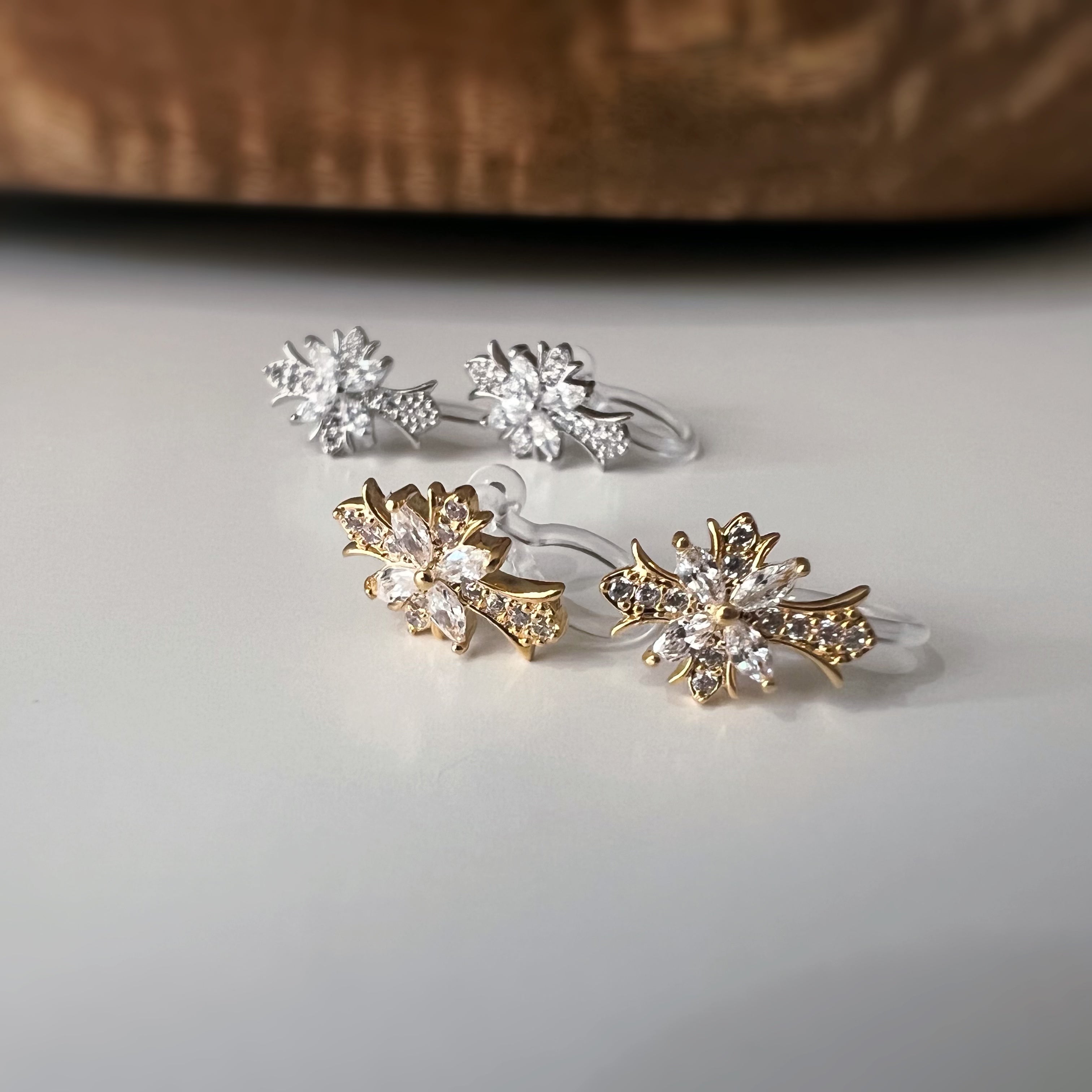 Clips d’oreilles sans perçage croix en strass – or ou argent