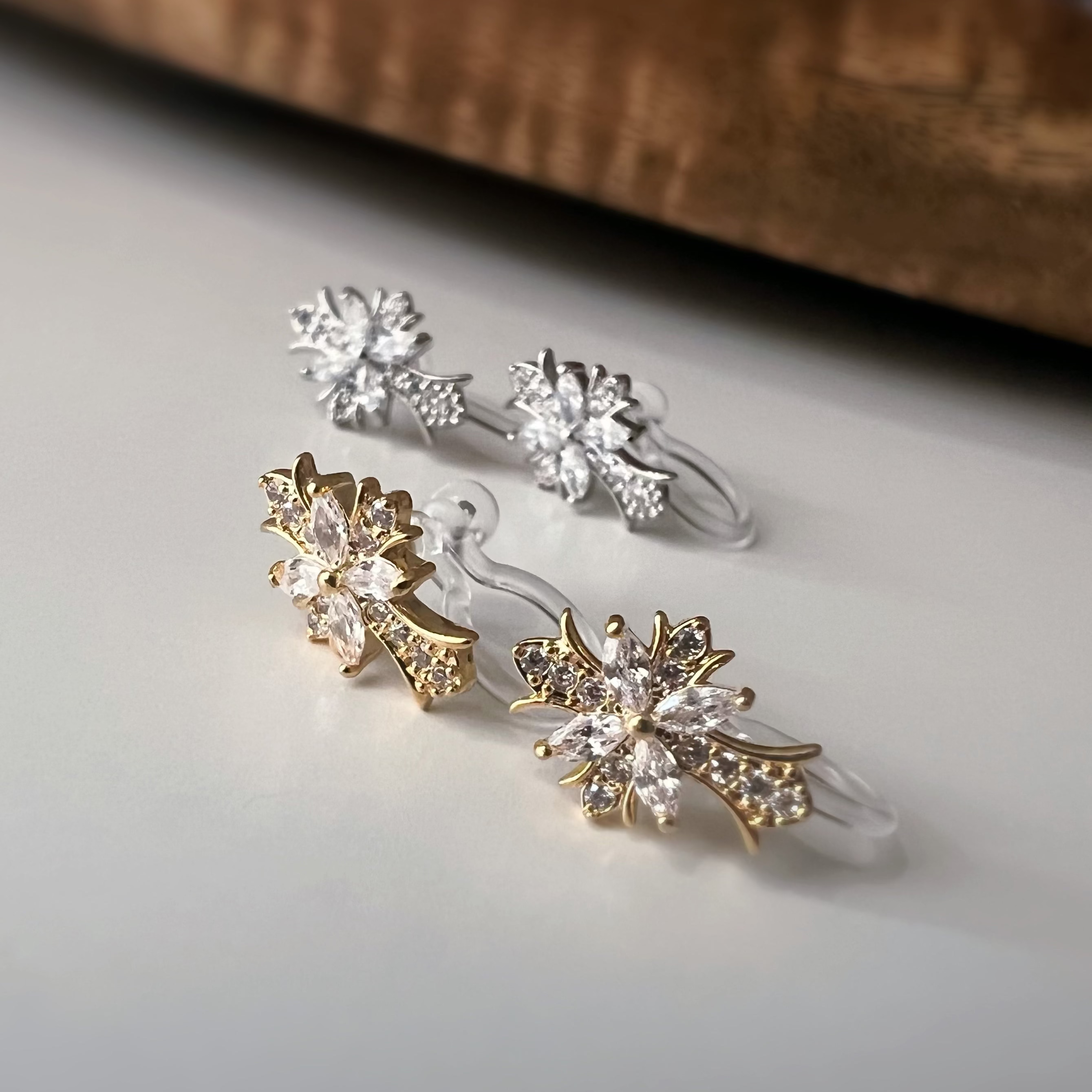 Clips d’oreilles sans perçage croix en strass – or ou argent